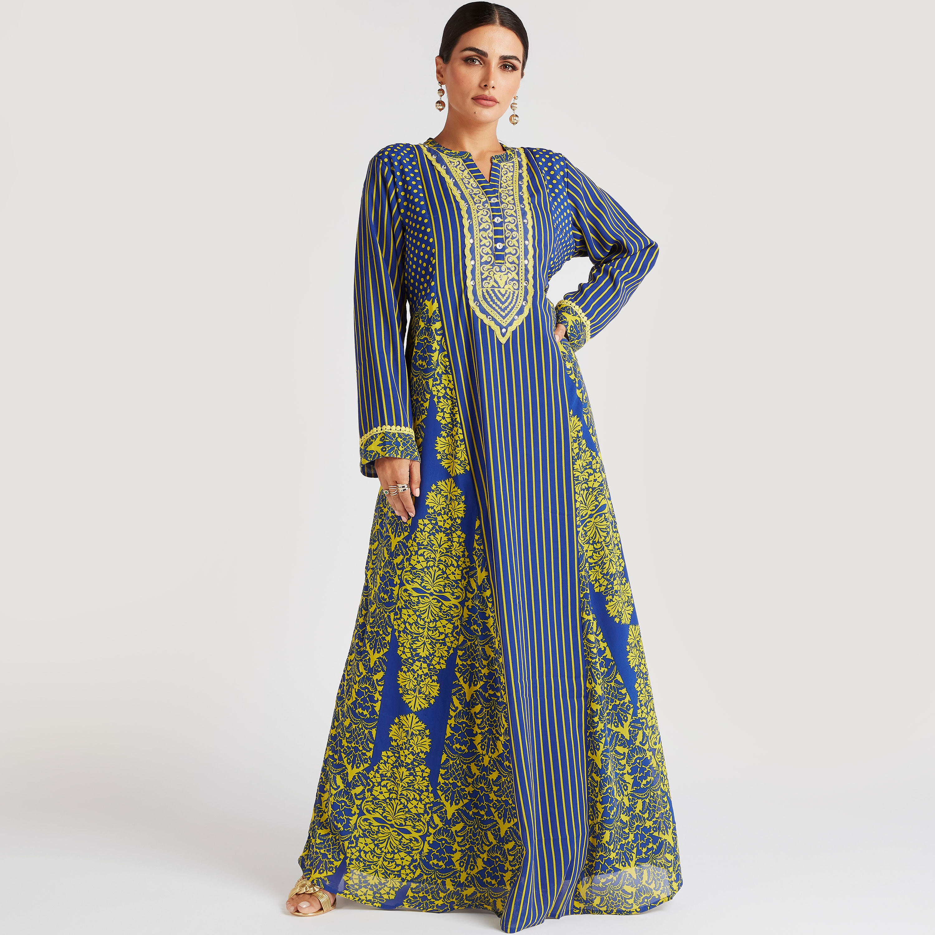 جلابية مخطّطة طويلة بطبعات وياقة مطرزة-women-arabicclothing-abayas-image-2