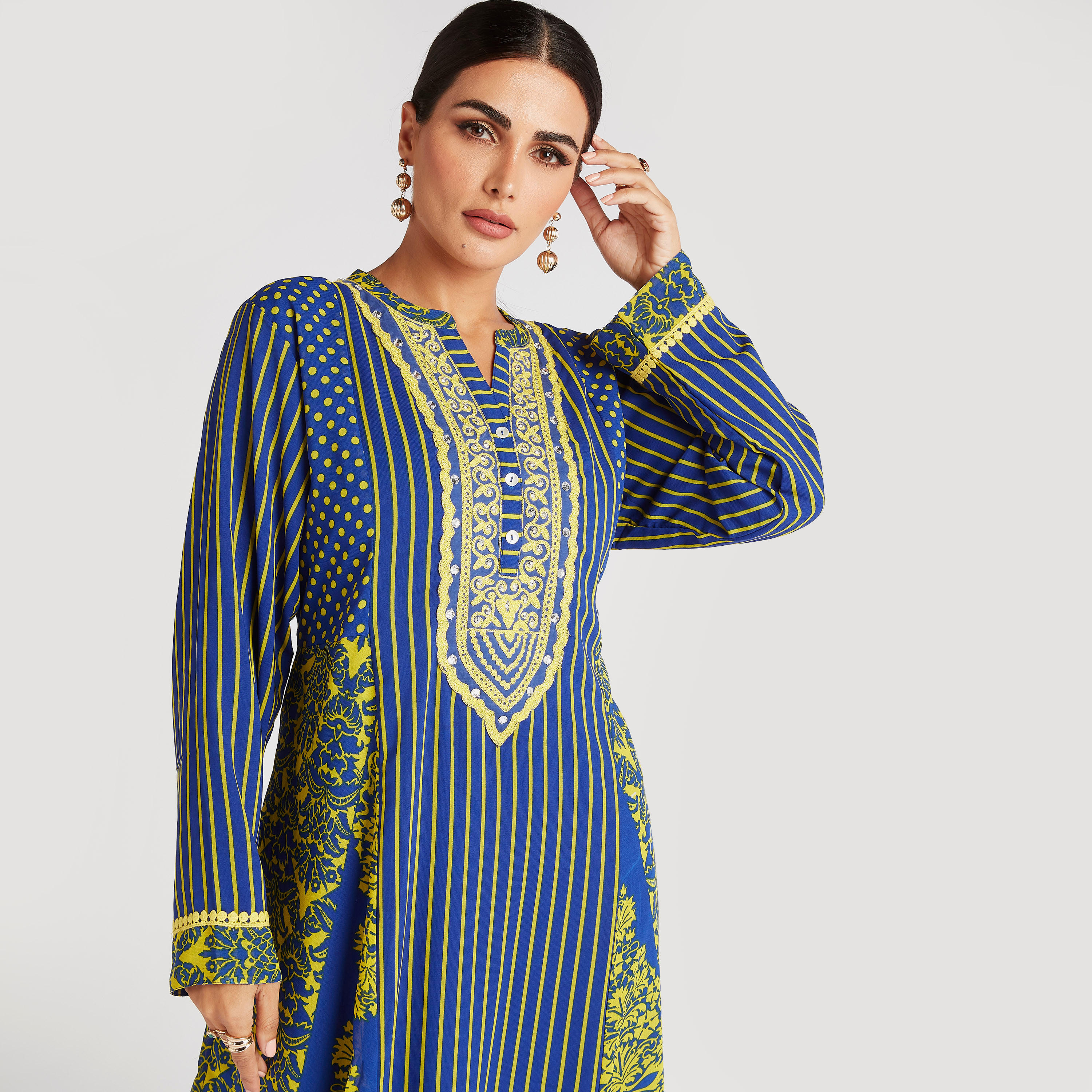 جلابية مخطّطة طويلة بطبعات وياقة مطرزة-women-arabicclothing-abayas-image-3