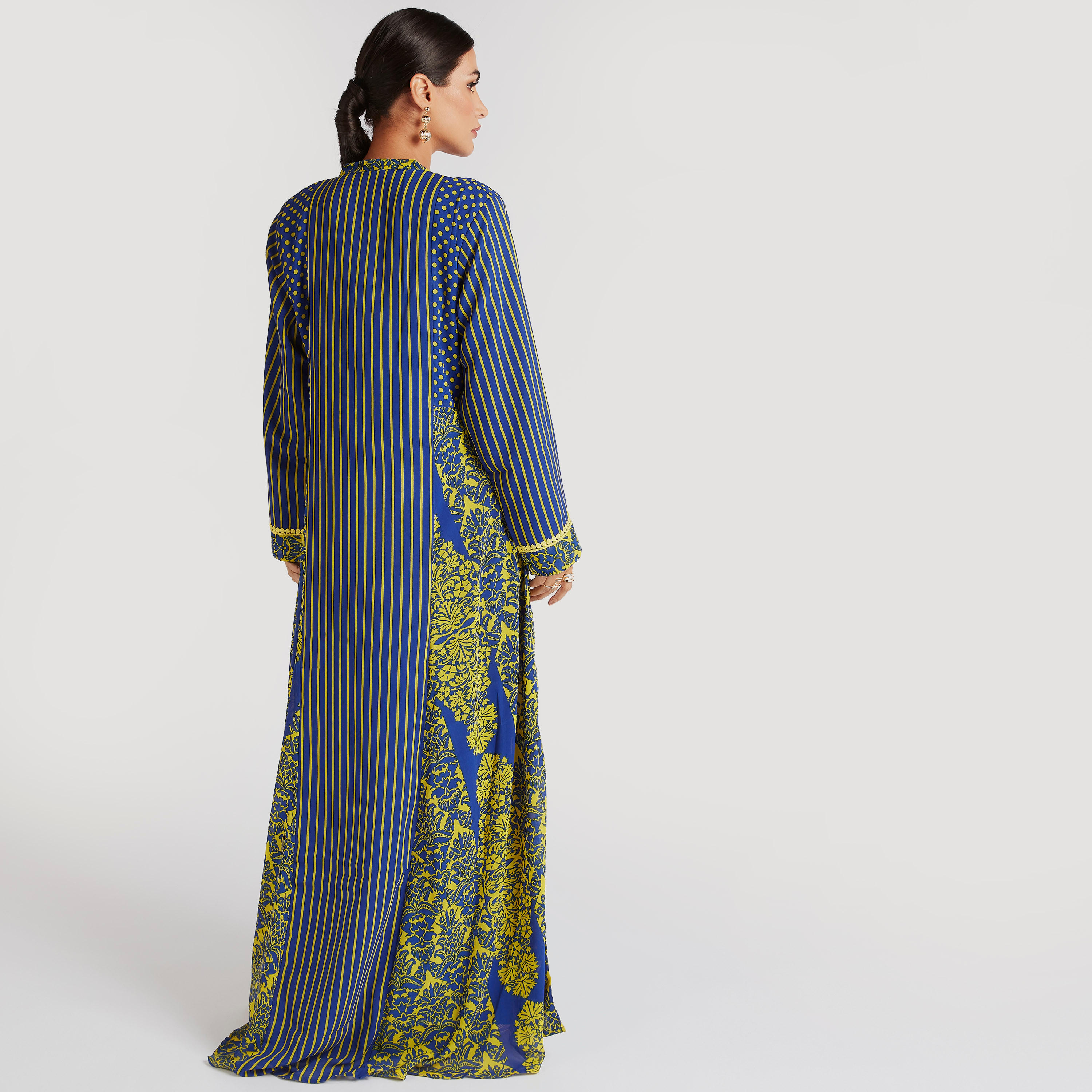 جلابية مخطّطة طويلة بطبعات وياقة مطرزة-women-arabicclothing-abayas-image-4