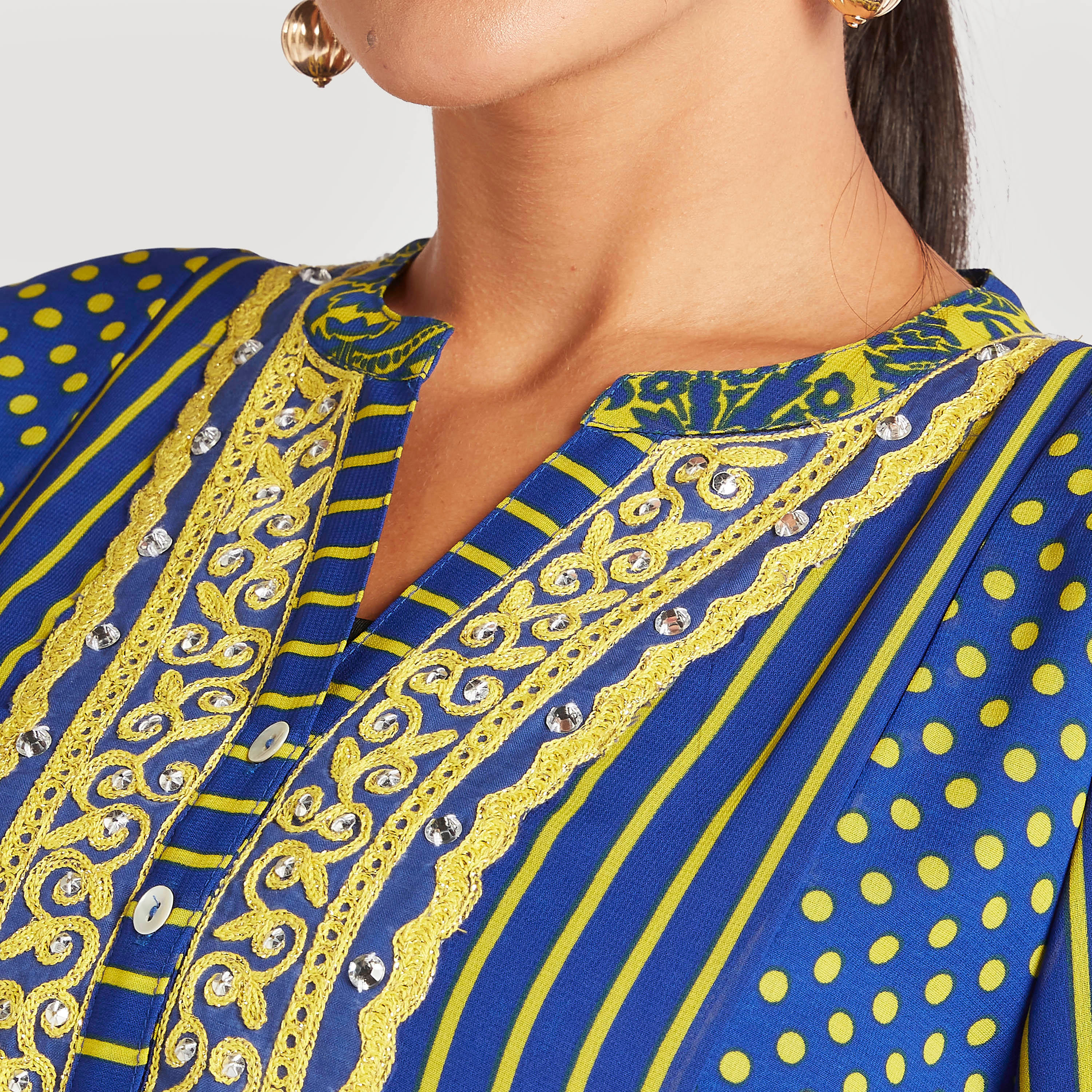 جلابية مخطّطة طويلة بطبعات وياقة مطرزة-women-arabicclothing-abayas-image-5