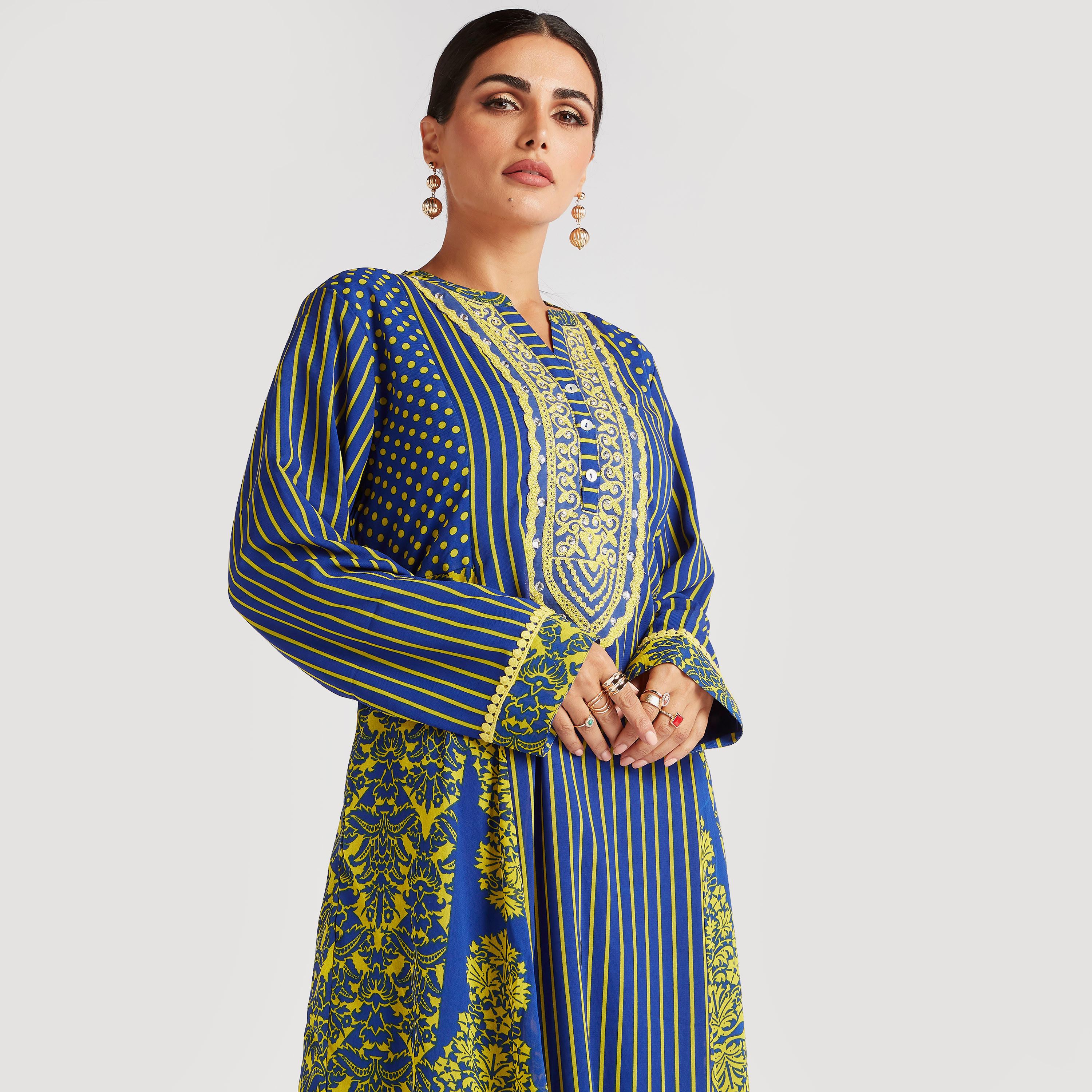 جلابية مخطّطة طويلة بطبعات وياقة مطرزة-women-arabicclothing-abayas-image-6