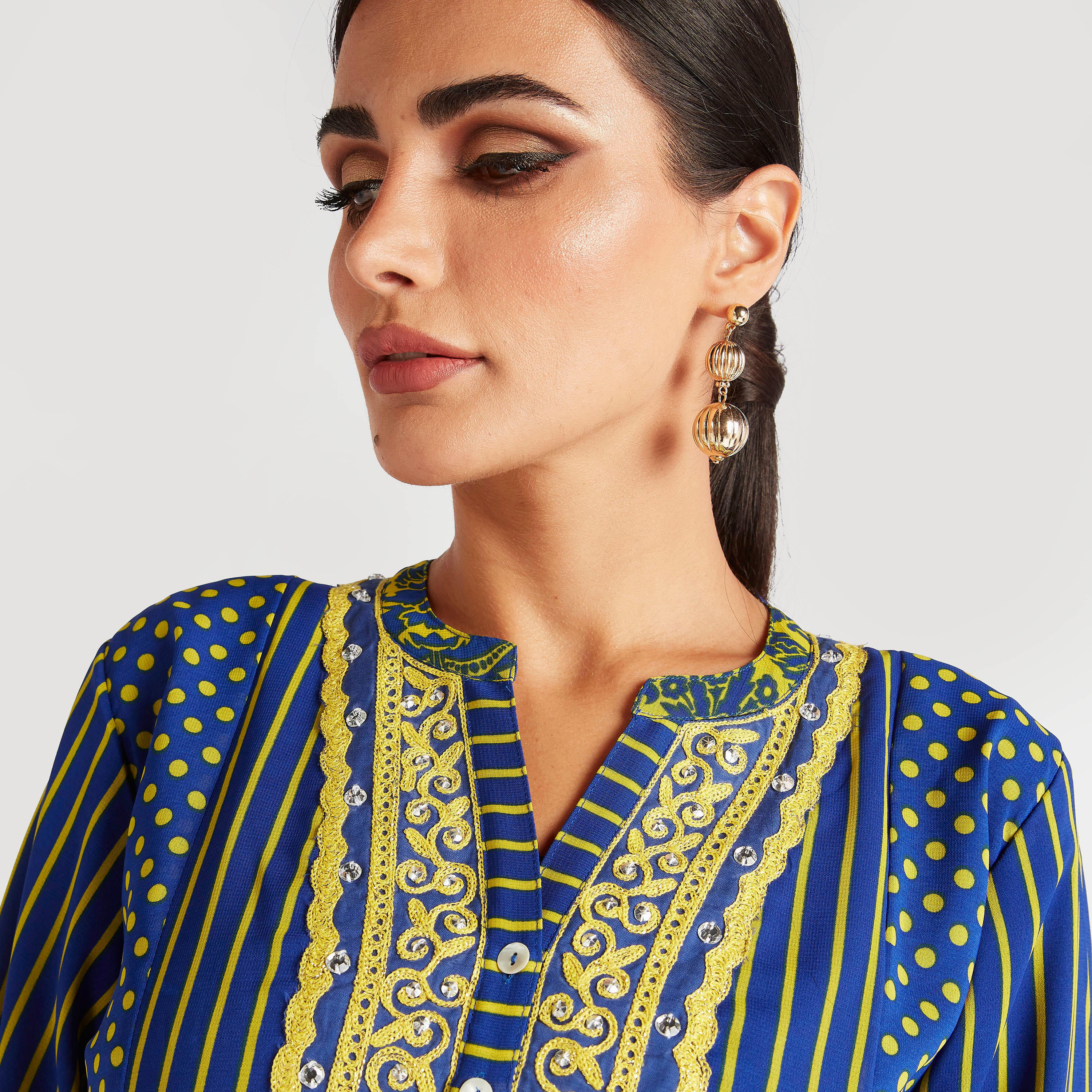 جلابية مخطّطة طويلة بطبعات وياقة مطرزة-women-arabicclothing-abayas-image-7