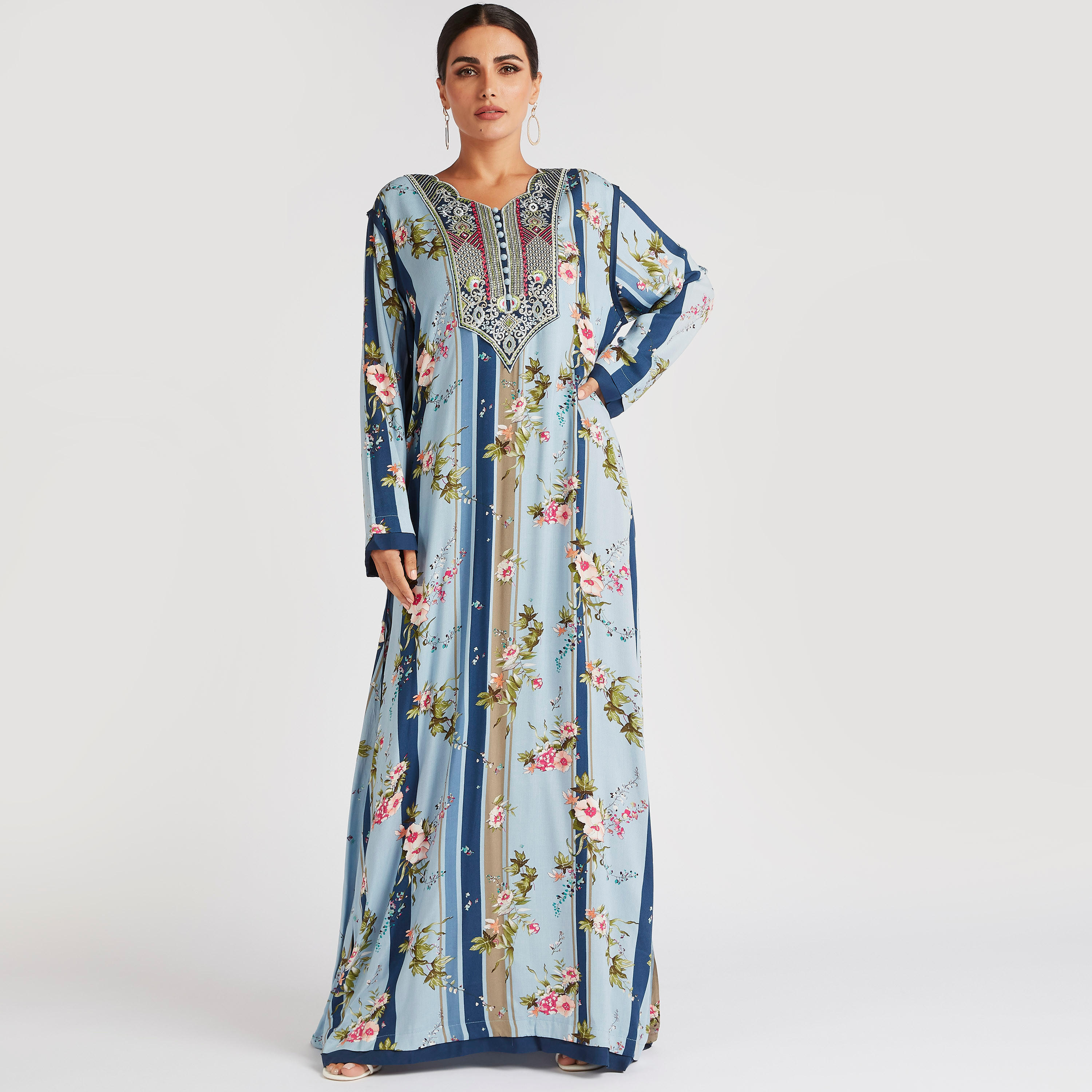 جلابية طويلة بطبعات مخطّطة وأزهار وياقة مطرزة-women-arabicclothing-abayas-image-1