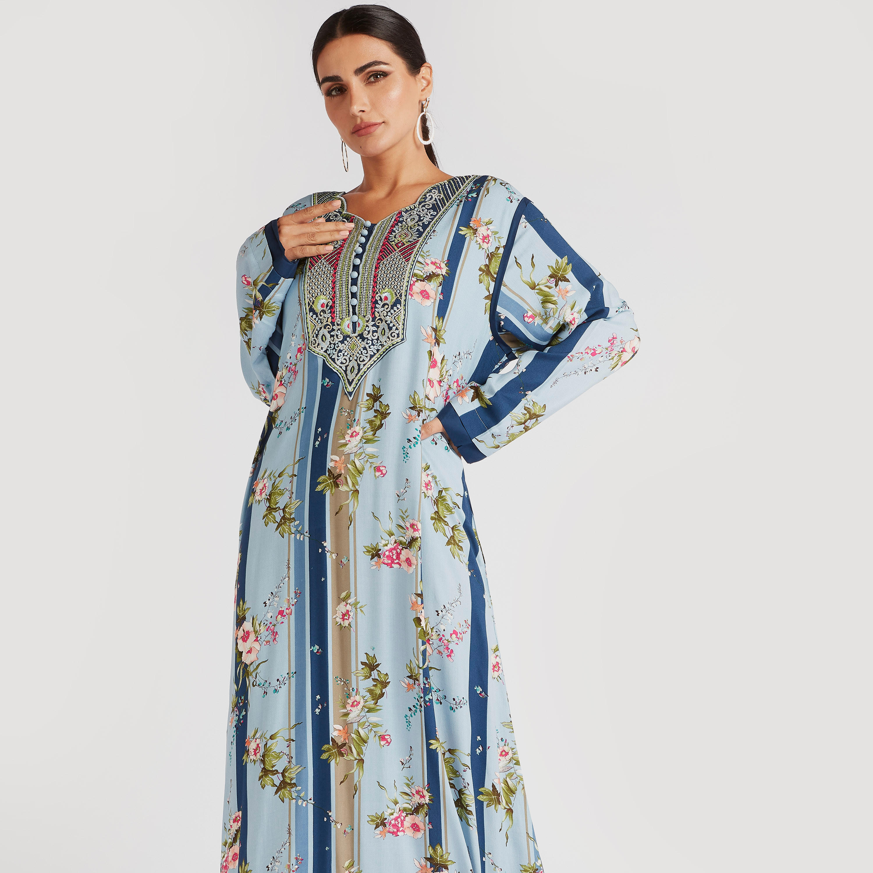 جلابية طويلة بطبعات مخطّطة وأزهار وياقة مطرزة-women-arabicclothing-abayas-image-2