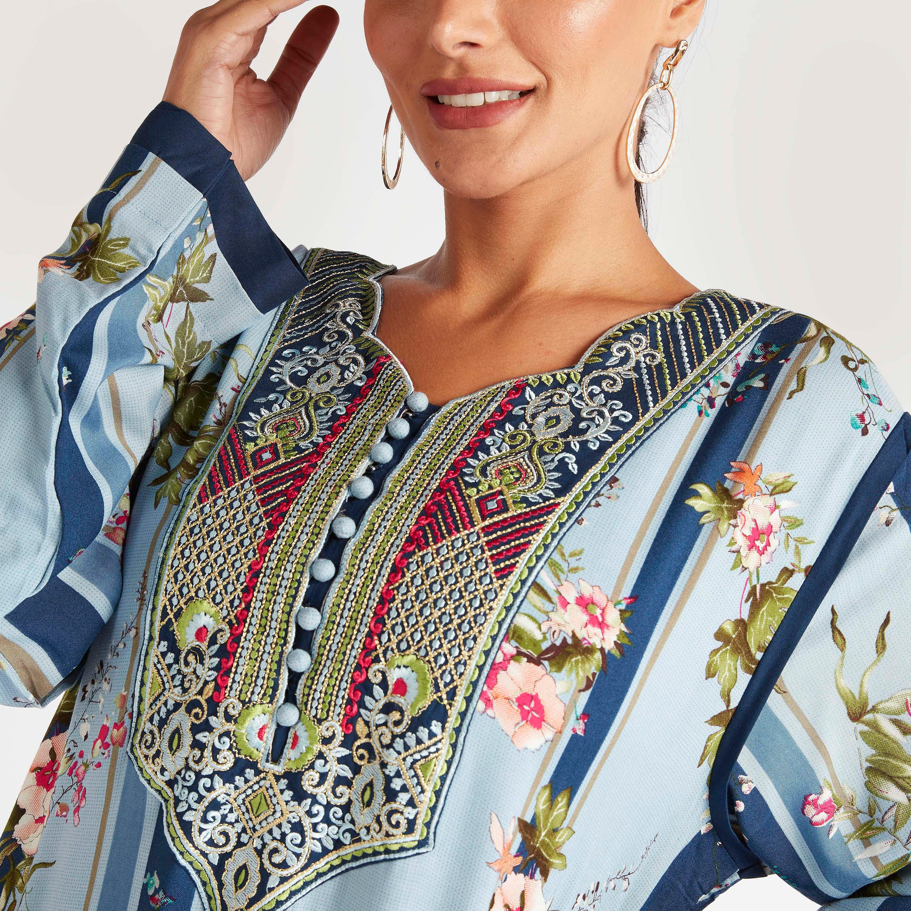 جلابية طويلة بطبعات مخطّطة وأزهار وياقة مطرزة-women-arabicclothing-abayas-image-3