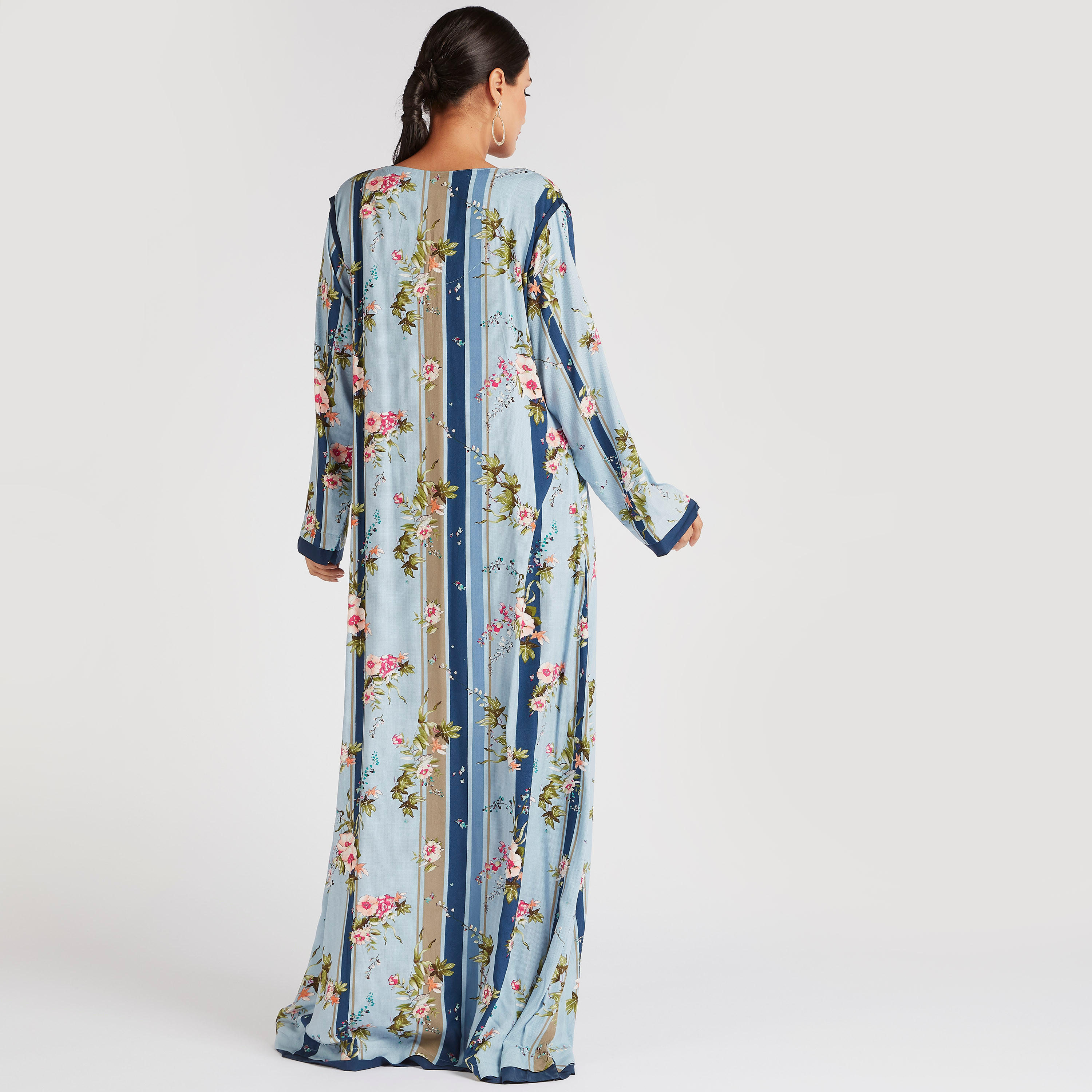 جلابية طويلة بطبعات مخطّطة وأزهار وياقة مطرزة-women-arabicclothing-abayas-image-4