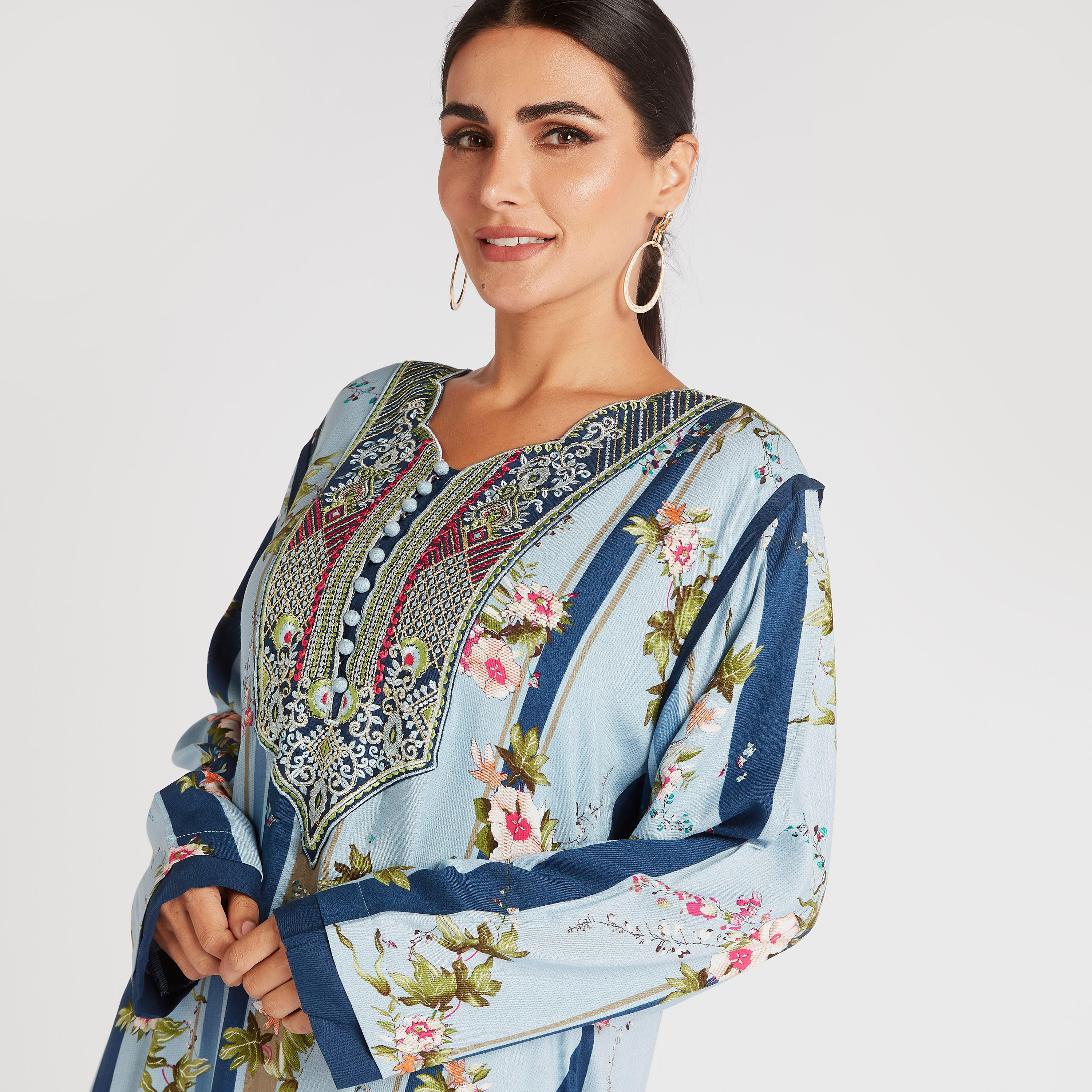 جلابية طويلة بطبعات مخطّطة وأزهار وياقة مطرزة-women-arabicclothing-abayas-image-5