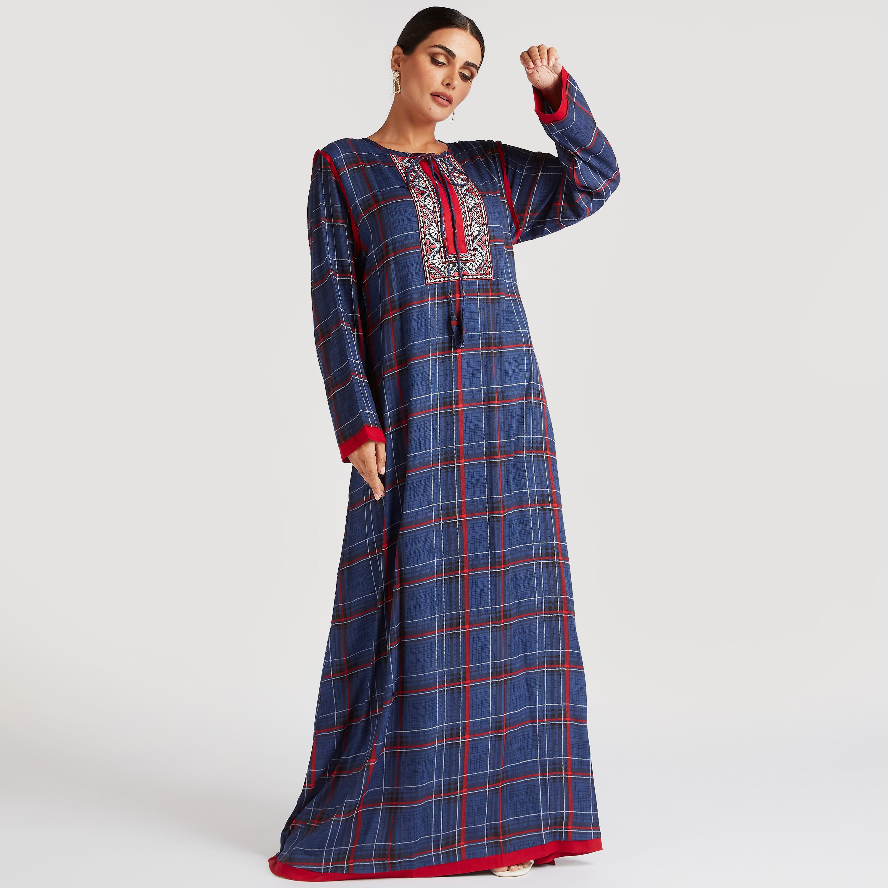 جلابية مربعات وتفاصيل مطرزة وحزام ربط من عبايات-women-arabicclothing-abayas-image-1