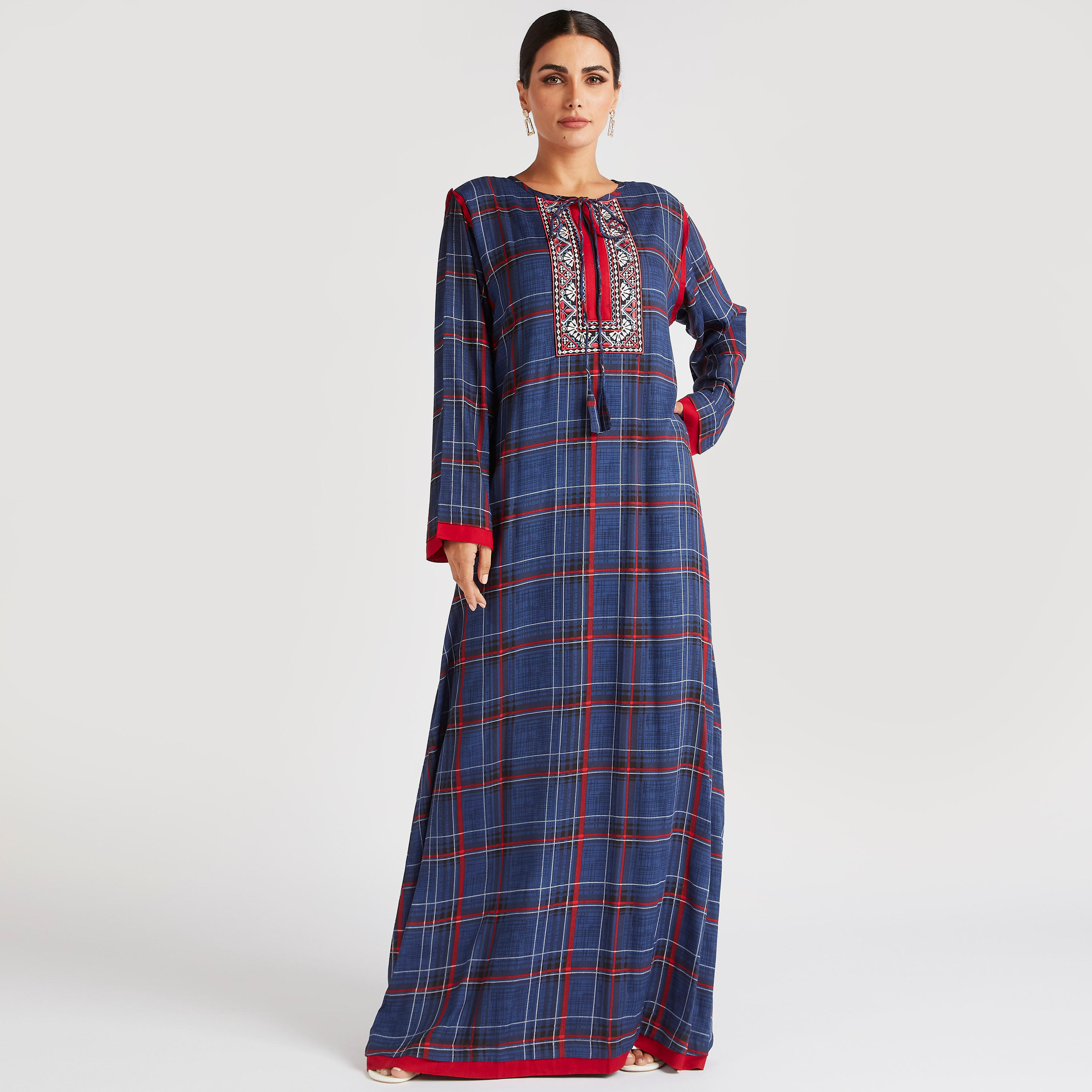 جلابية مربعات وتفاصيل مطرزة وحزام ربط من عبايات-women-arabicclothing-abayas-image-2