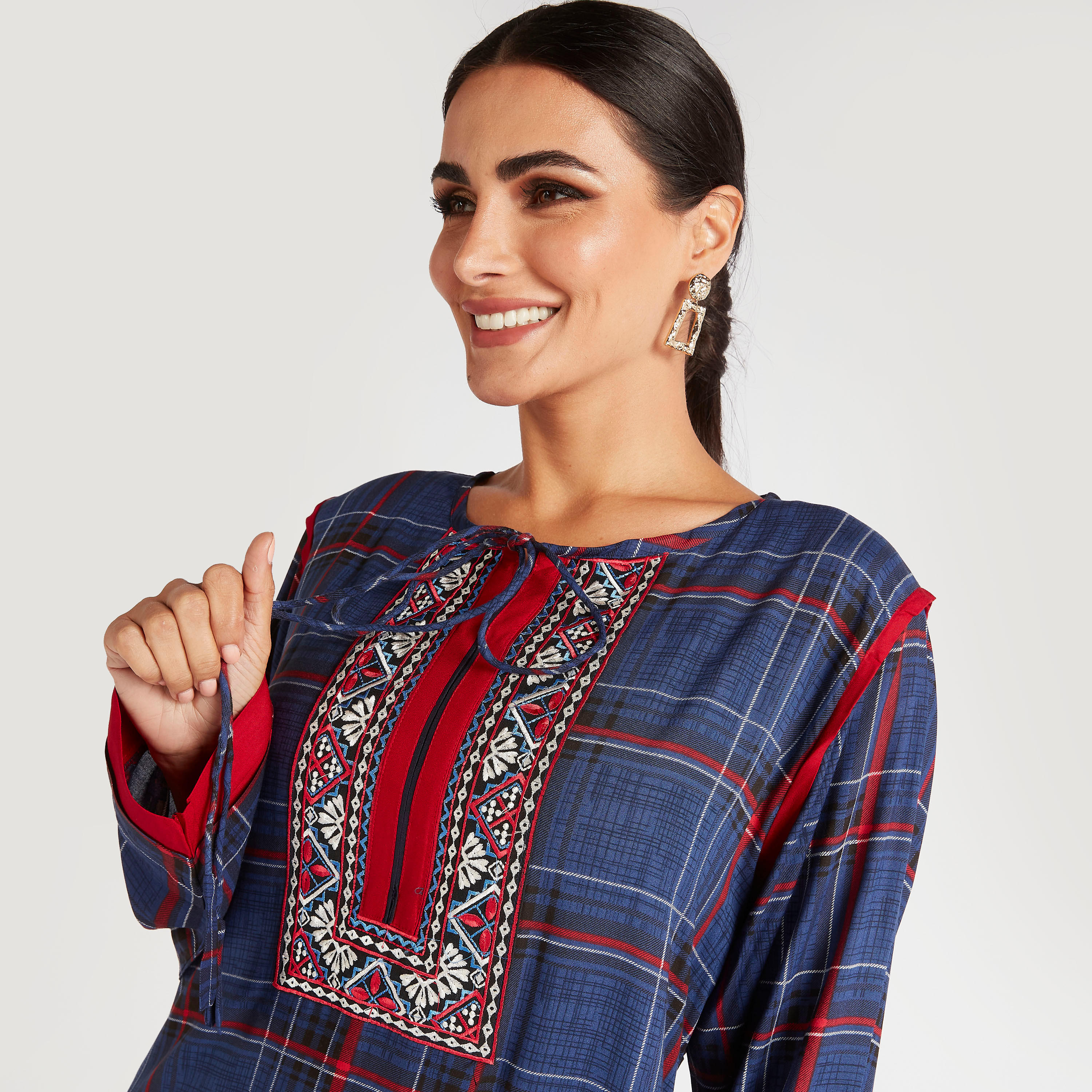 جلابية مربعات وتفاصيل مطرزة وحزام ربط من عبايات-women-arabicclothing-abayas-image-3