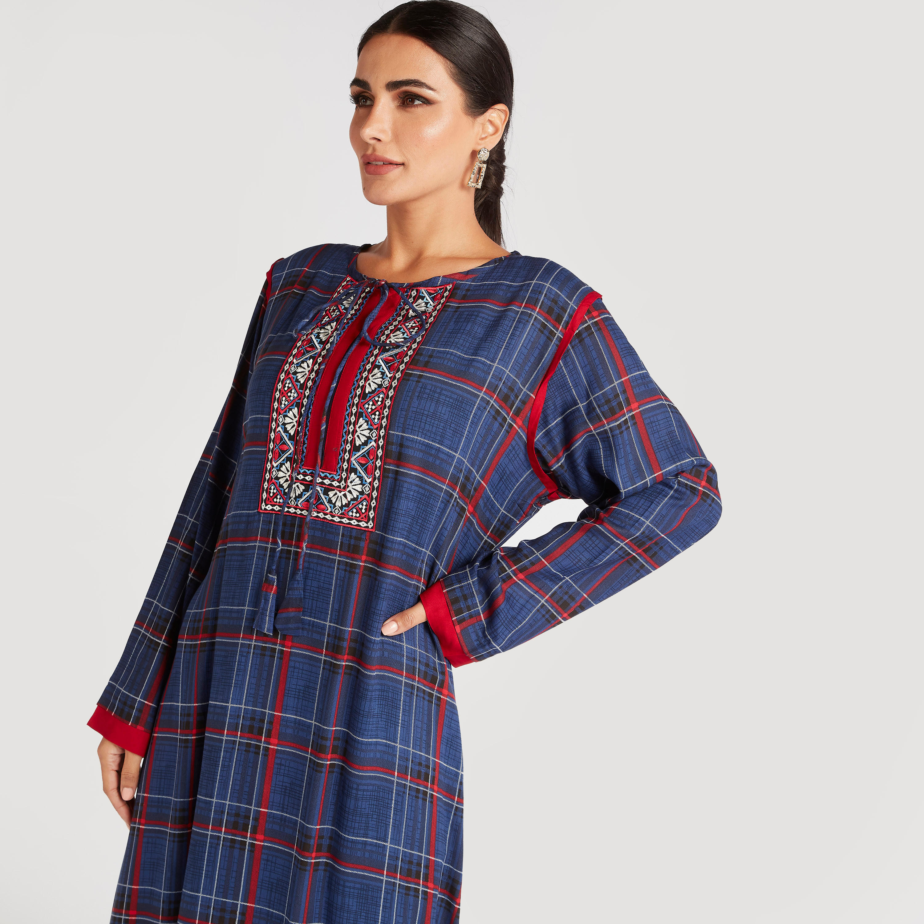جلابية مربعات وتفاصيل مطرزة وحزام ربط من عبايات-women-arabicclothing-abayas-image-5