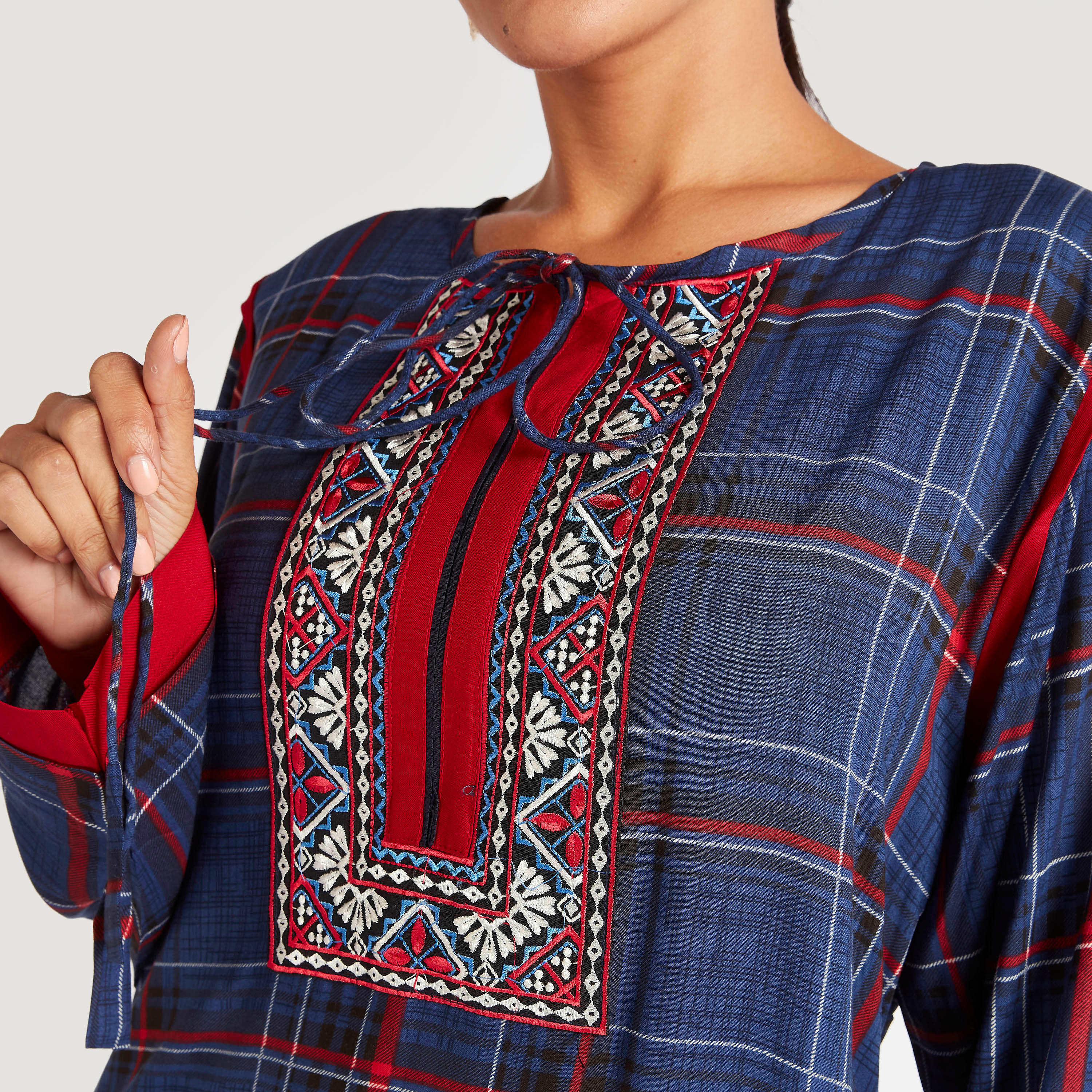 جلابية مربعات وتفاصيل مطرزة وحزام ربط من عبايات-women-arabicclothing-abayas-image-6