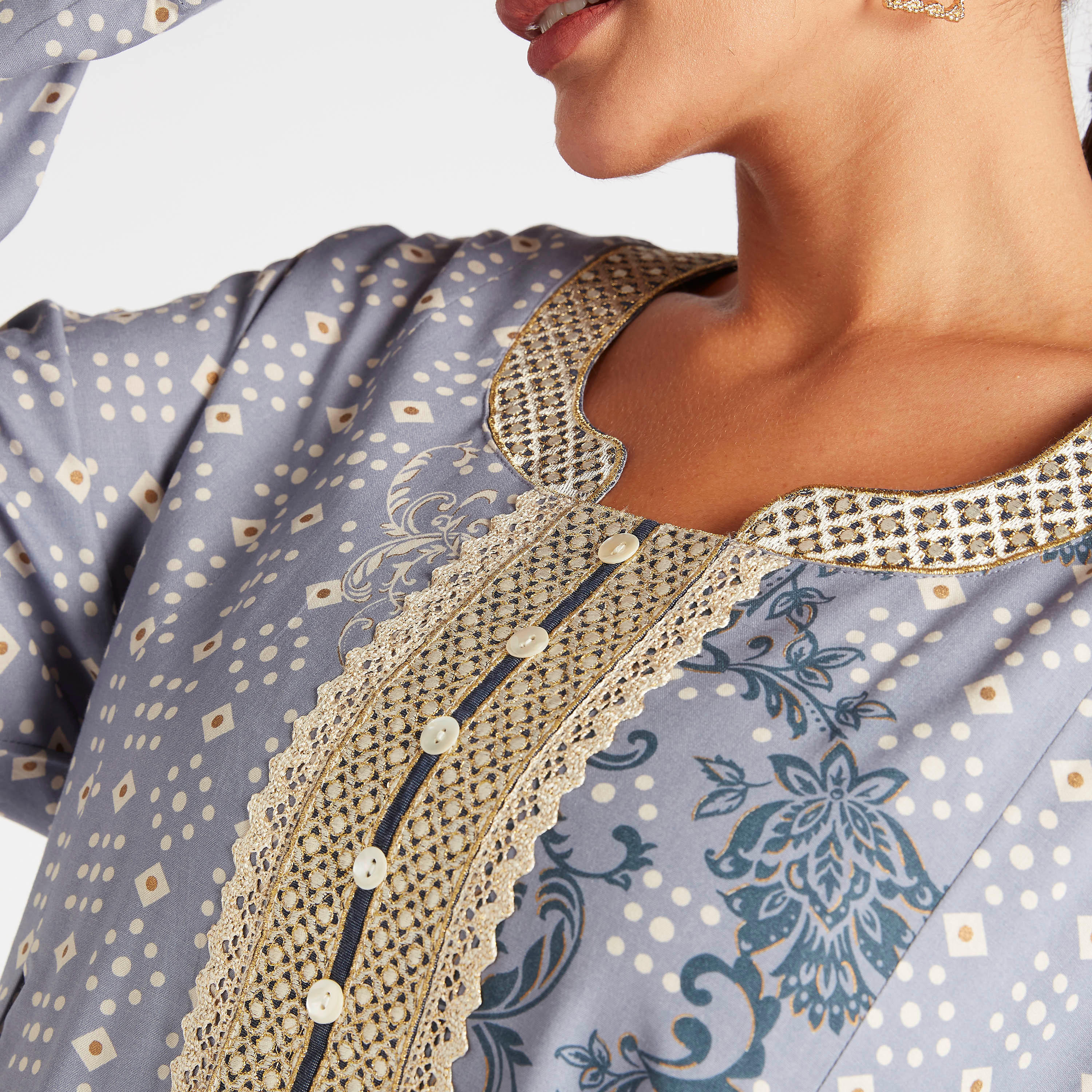 جلابية إيه لاين وتفاصيل مطرزة وكسرات من عبايات-women-arabicclothing-abayas-image-3