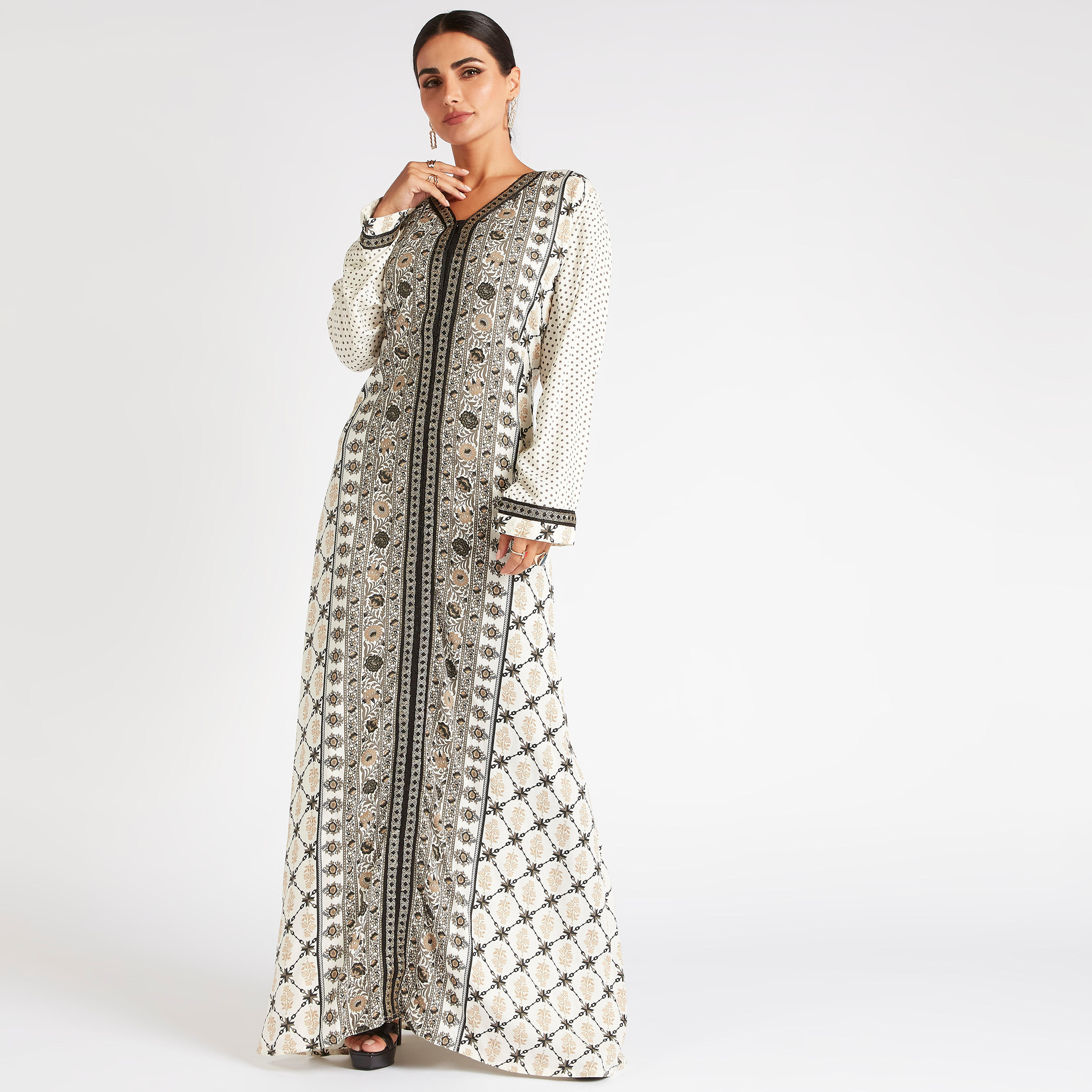 جلابية بياقة على شكل V وتفاصيل تطريز من عبايات-women-arabicclothing-abayas-image-1