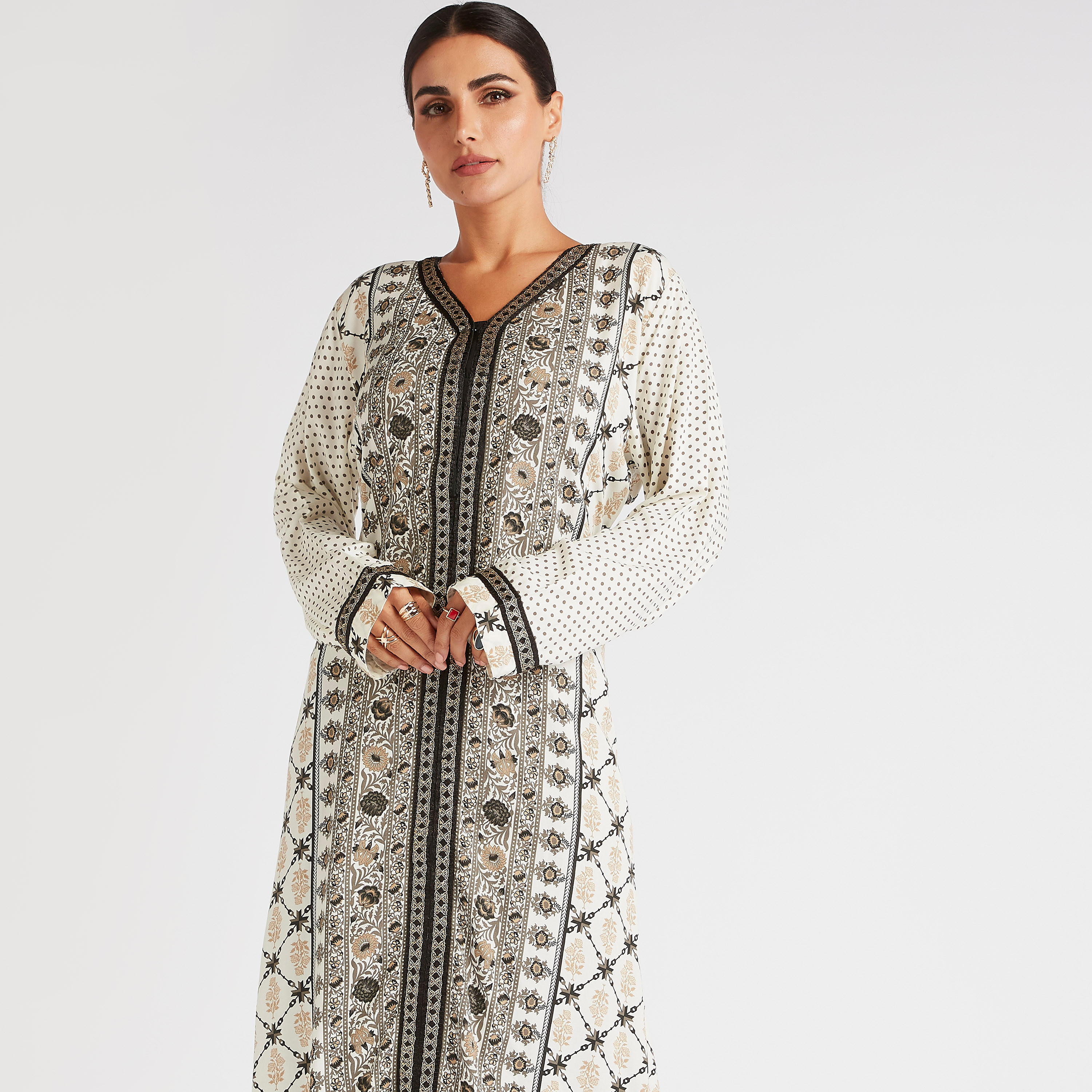 جلابية بياقة على شكل V وتفاصيل تطريز من عبايات-women-arabicclothing-abayas-image-2
