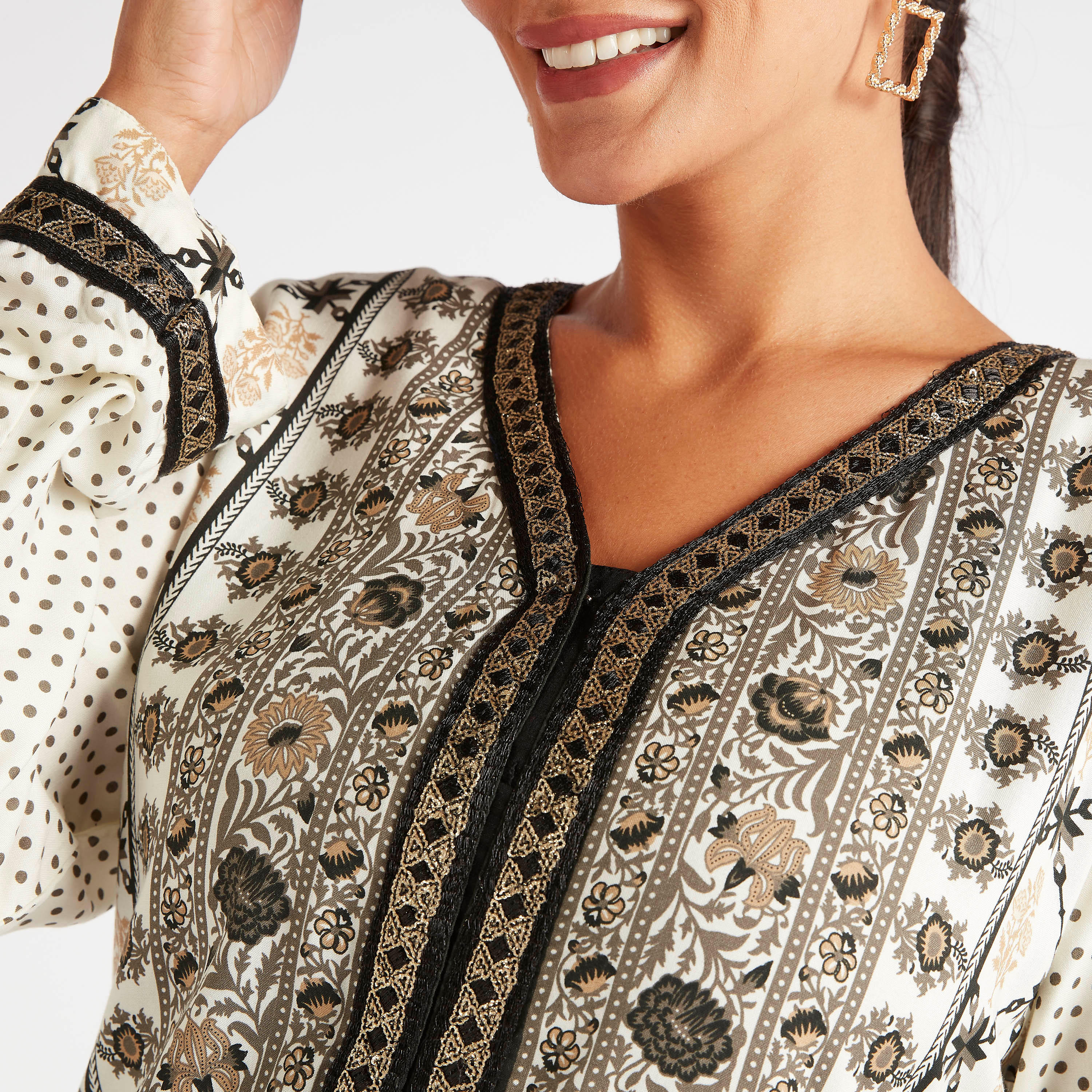 جلابية بياقة على شكل V وتفاصيل تطريز من عبايات-women-arabicclothing-abayas-image-3