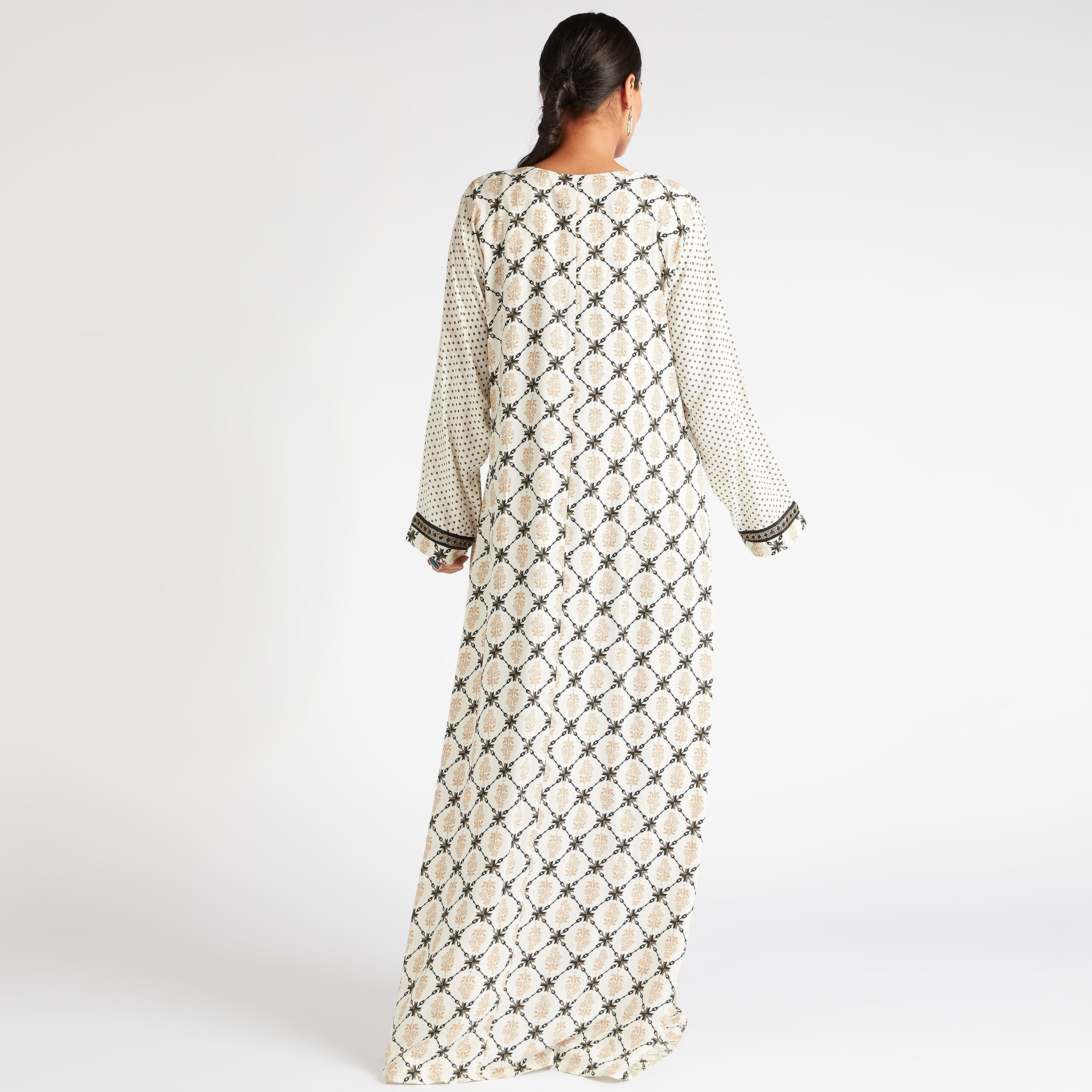 جلابية بياقة على شكل V وتفاصيل تطريز من عبايات-women-arabicclothing-abayas-image-4