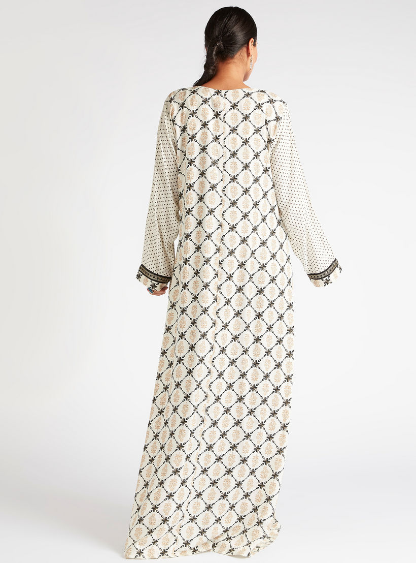 جلابية بياقة على شكل V وتفاصيل تطريز من عبايات-women-arabicclothing-abayas-image-4