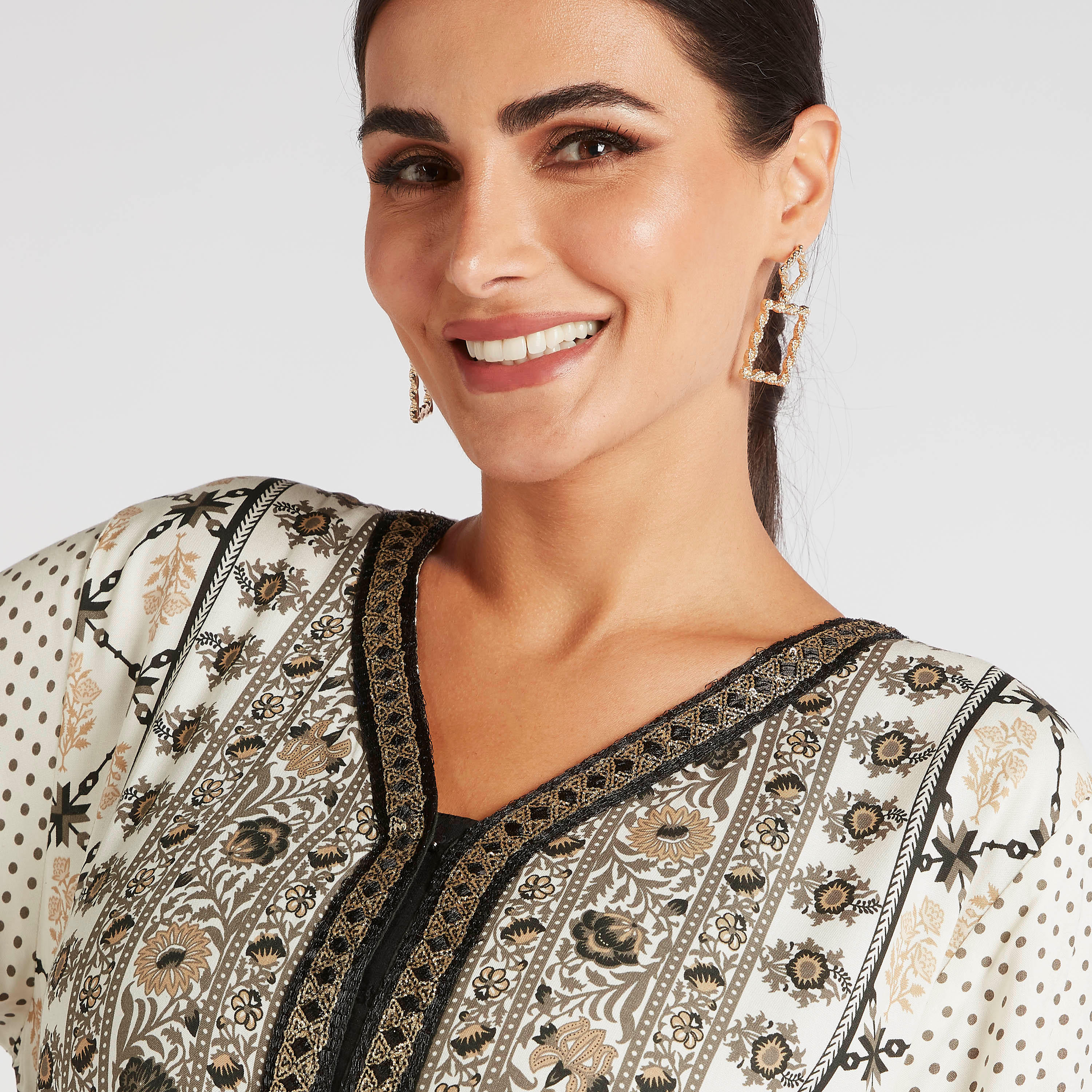 جلابية بياقة على شكل V وتفاصيل تطريز من عبايات-women-arabicclothing-abayas-image-5