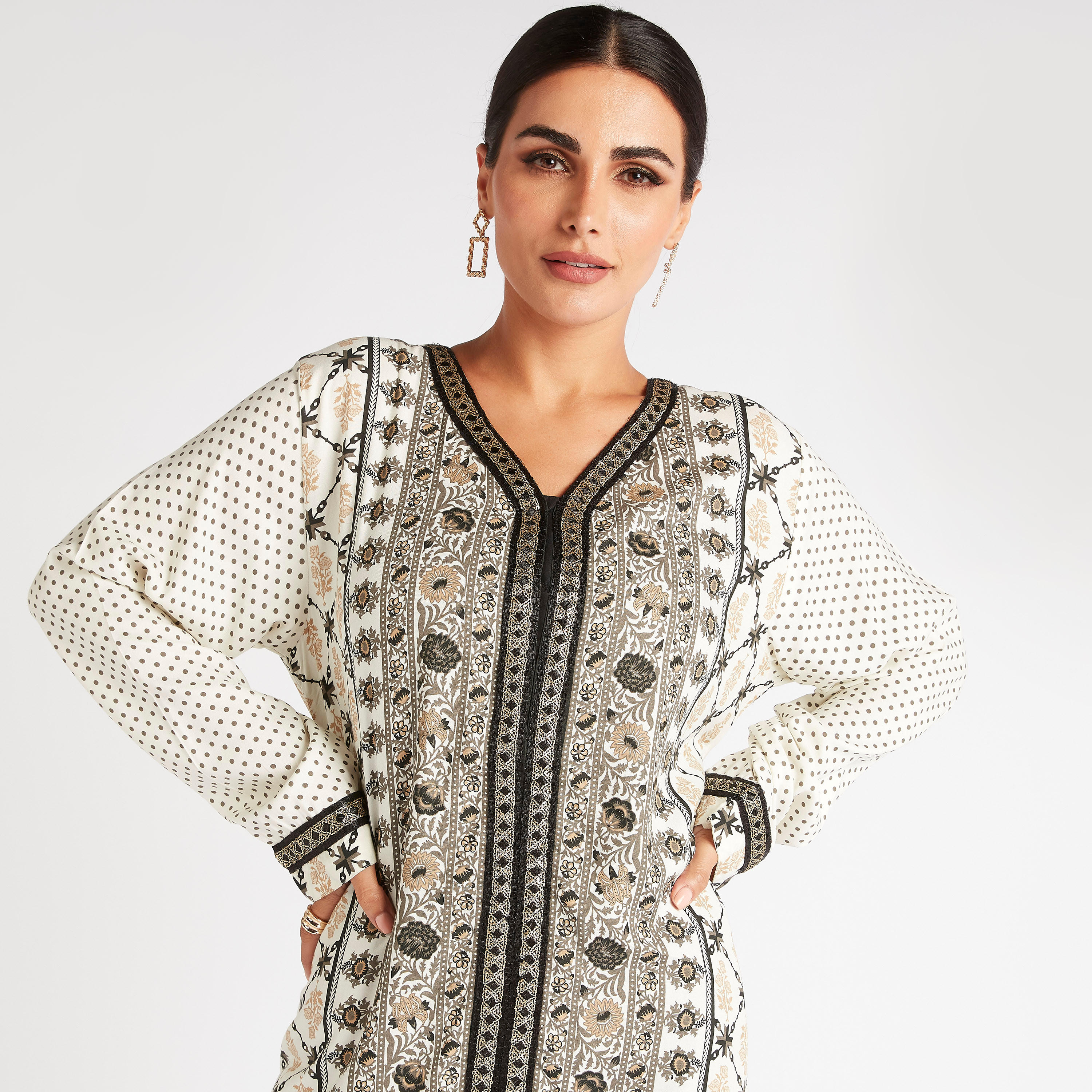 جلابية بياقة على شكل V وتفاصيل تطريز من عبايات-women-arabicclothing-abayas-image-6