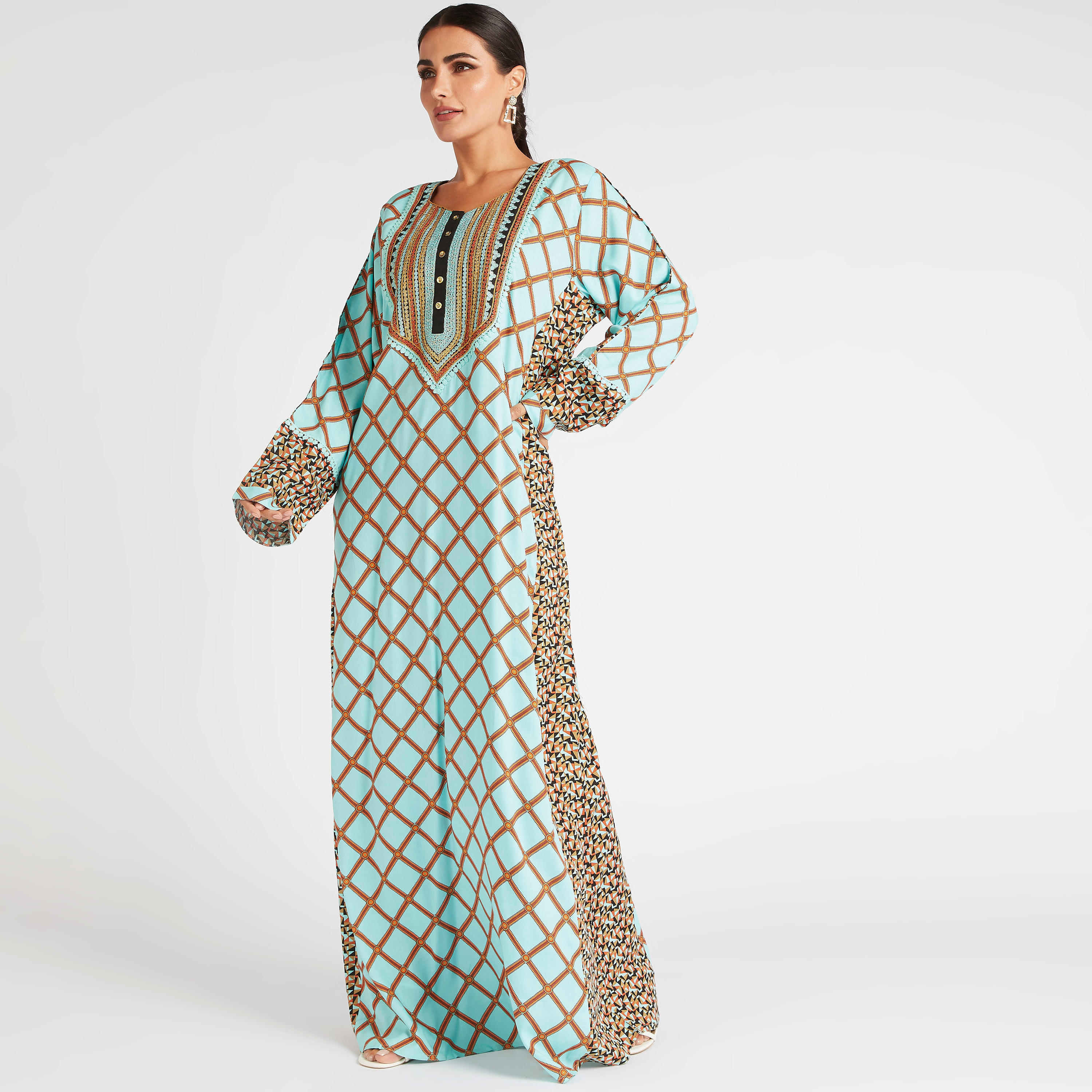 جلابية بياقة على شكل V وتفاصيل مطرزة من عبايات-women-arabicclothing-abayas-image-2