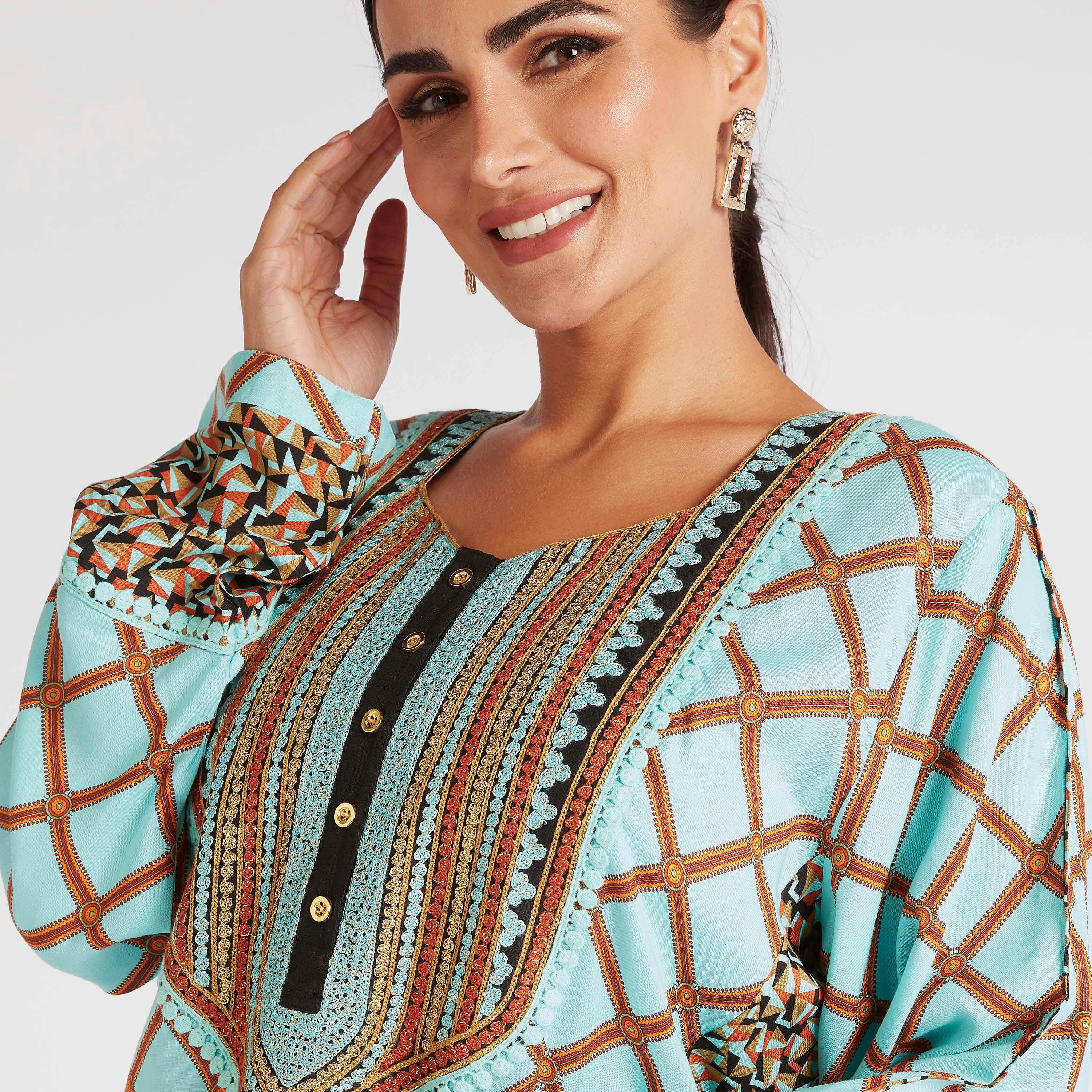 جلابية بياقة على شكل V وتفاصيل مطرزة من عبايات-women-arabicclothing-abayas-image-3