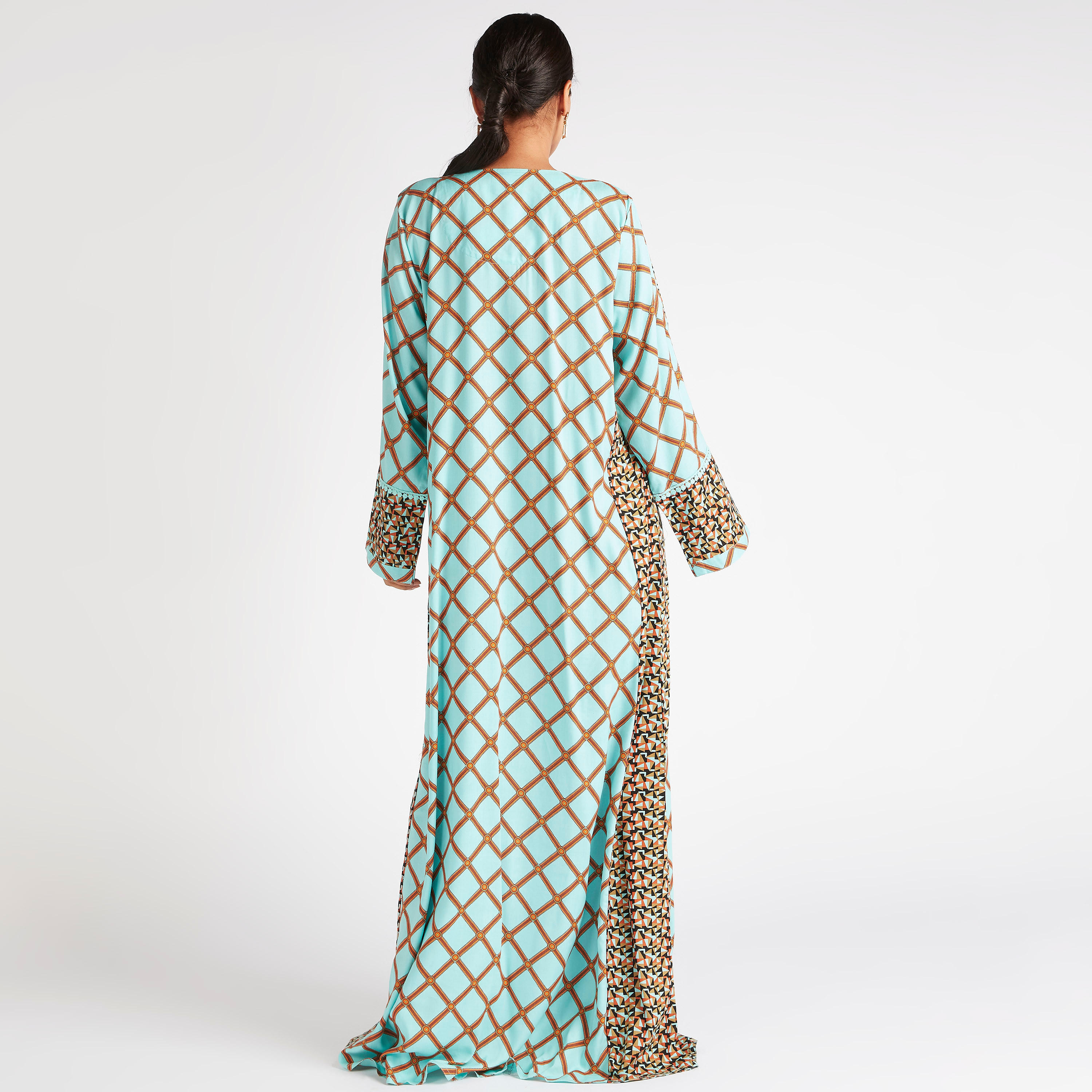 جلابية بياقة على شكل V وتفاصيل مطرزة من عبايات-women-arabicclothing-abayas-image-4