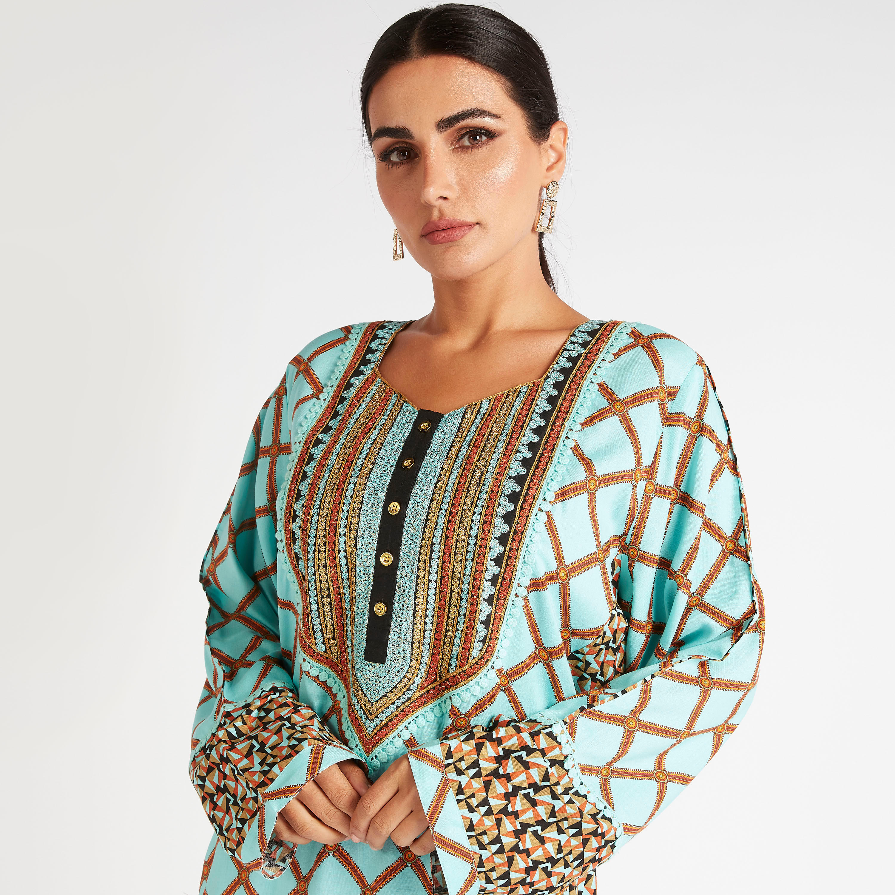 جلابية بياقة على شكل V وتفاصيل مطرزة من عبايات-women-arabicclothing-abayas-image-5