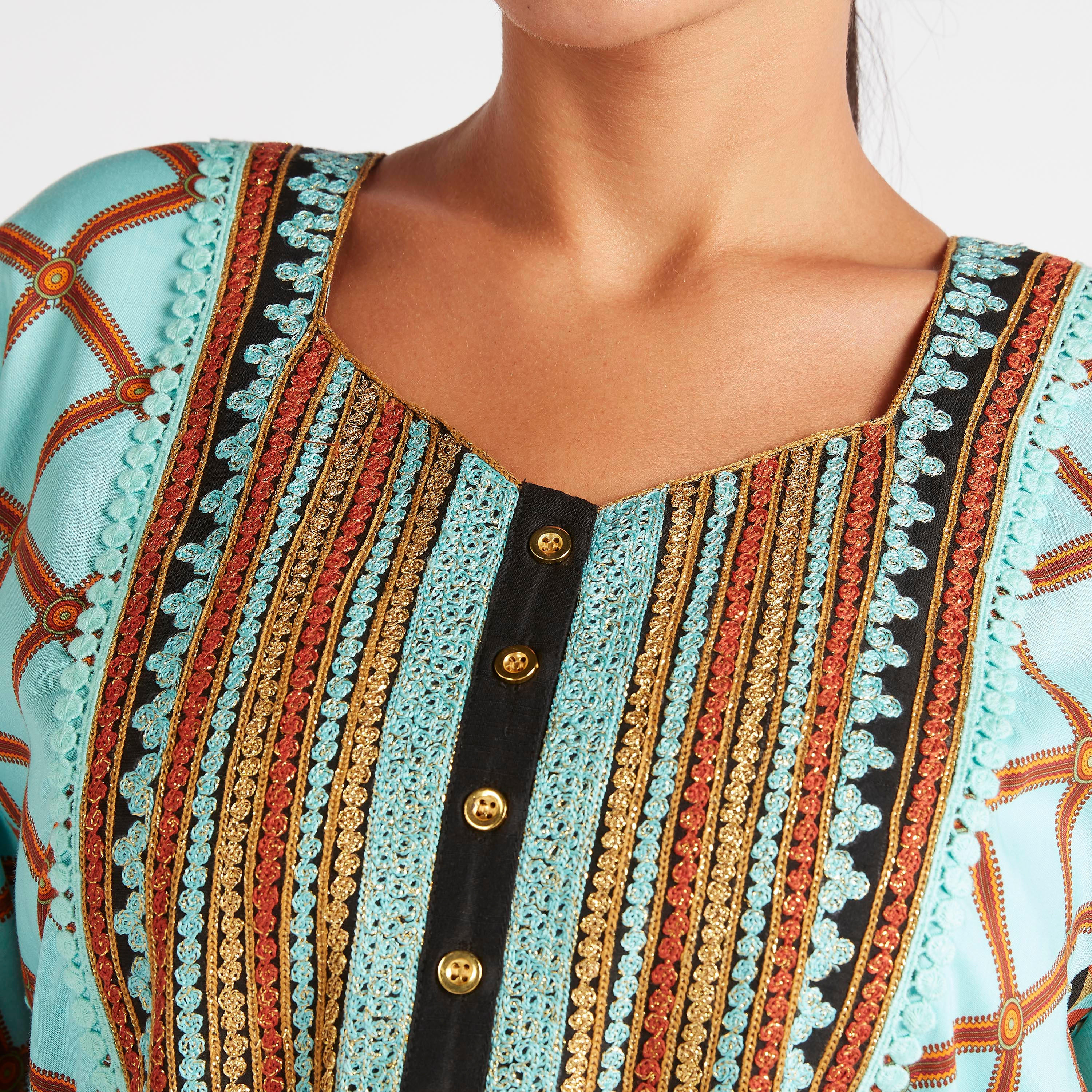 جلابية بياقة على شكل V وتفاصيل مطرزة من عبايات-women-arabicclothing-abayas-image-6