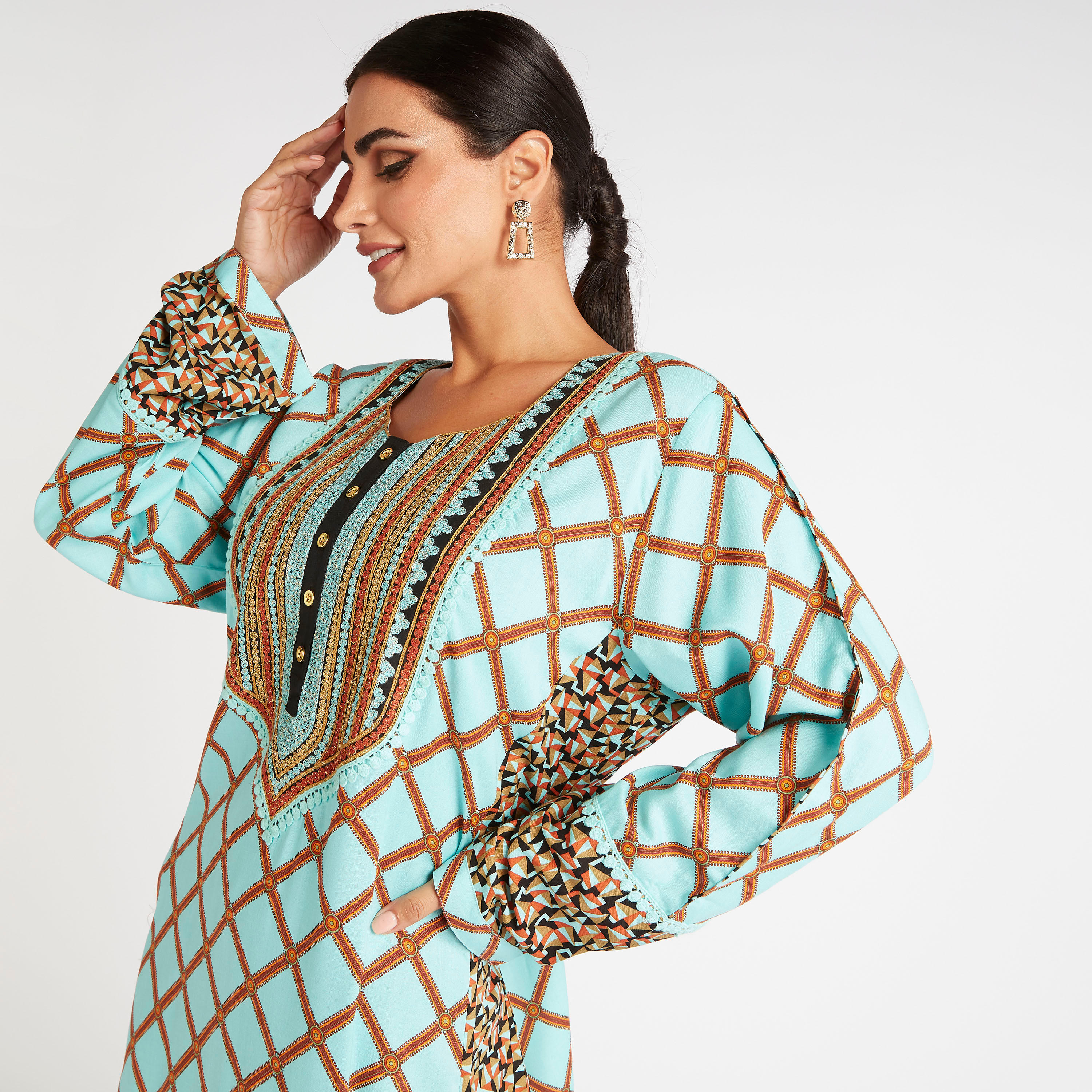 جلابية بياقة على شكل V وتفاصيل مطرزة من عبايات-women-arabicclothing-abayas-image-7
