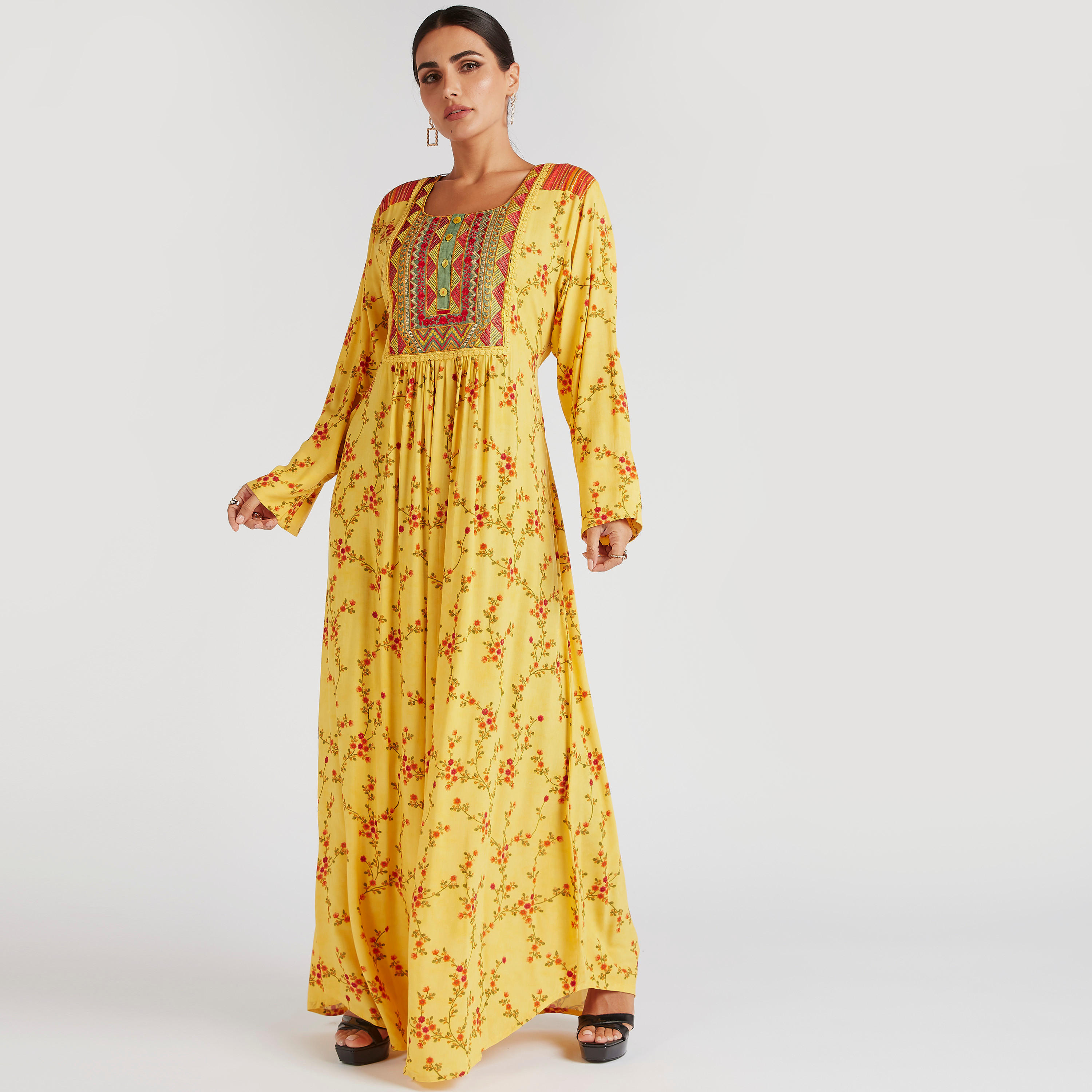 جلابية مزينة بطبعات زهور مع ياقة مطرزة-women-arabicclothing-abayas-image-1