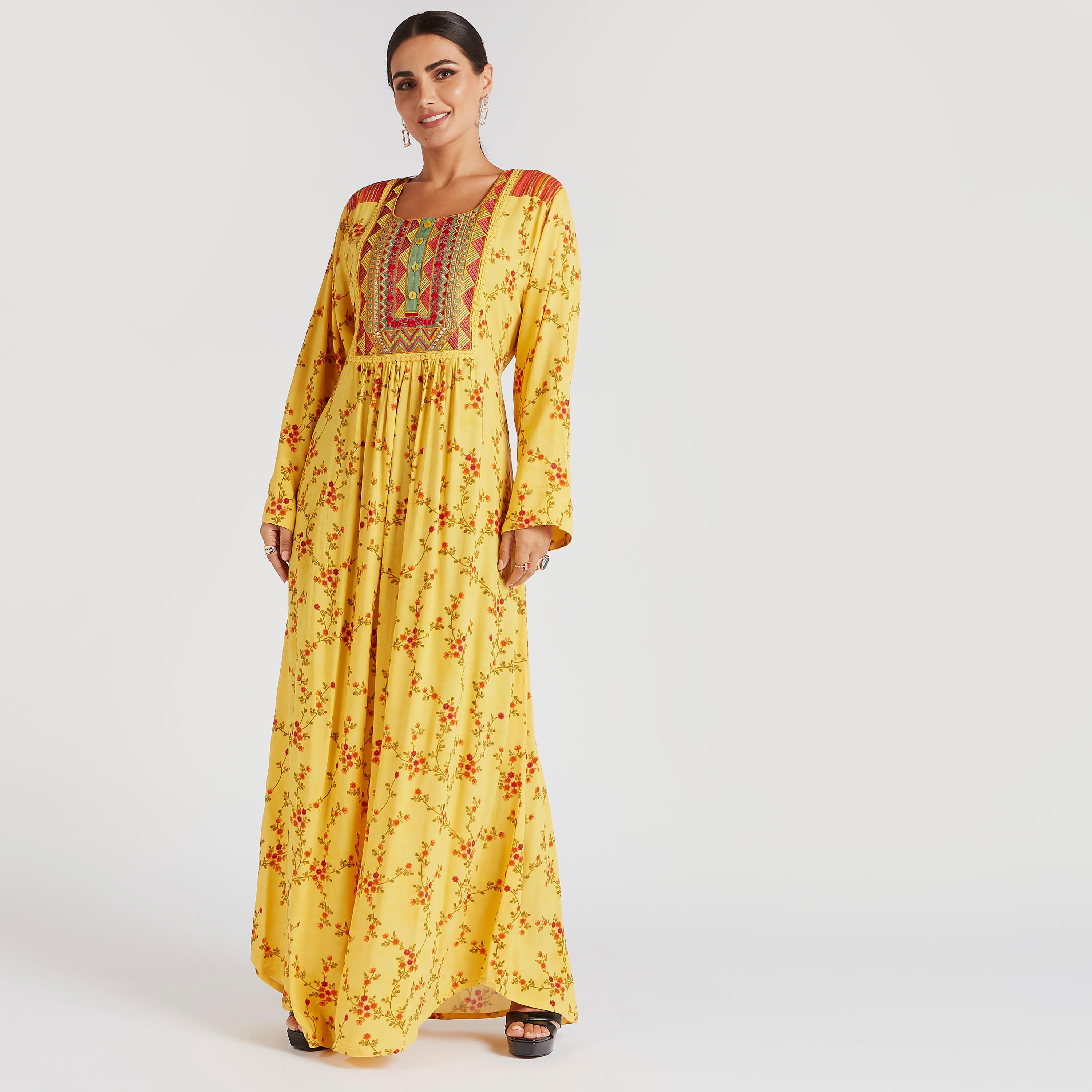جلابية مزينة بطبعات زهور مع ياقة مطرزة-women-arabicclothing-abayas-image-2