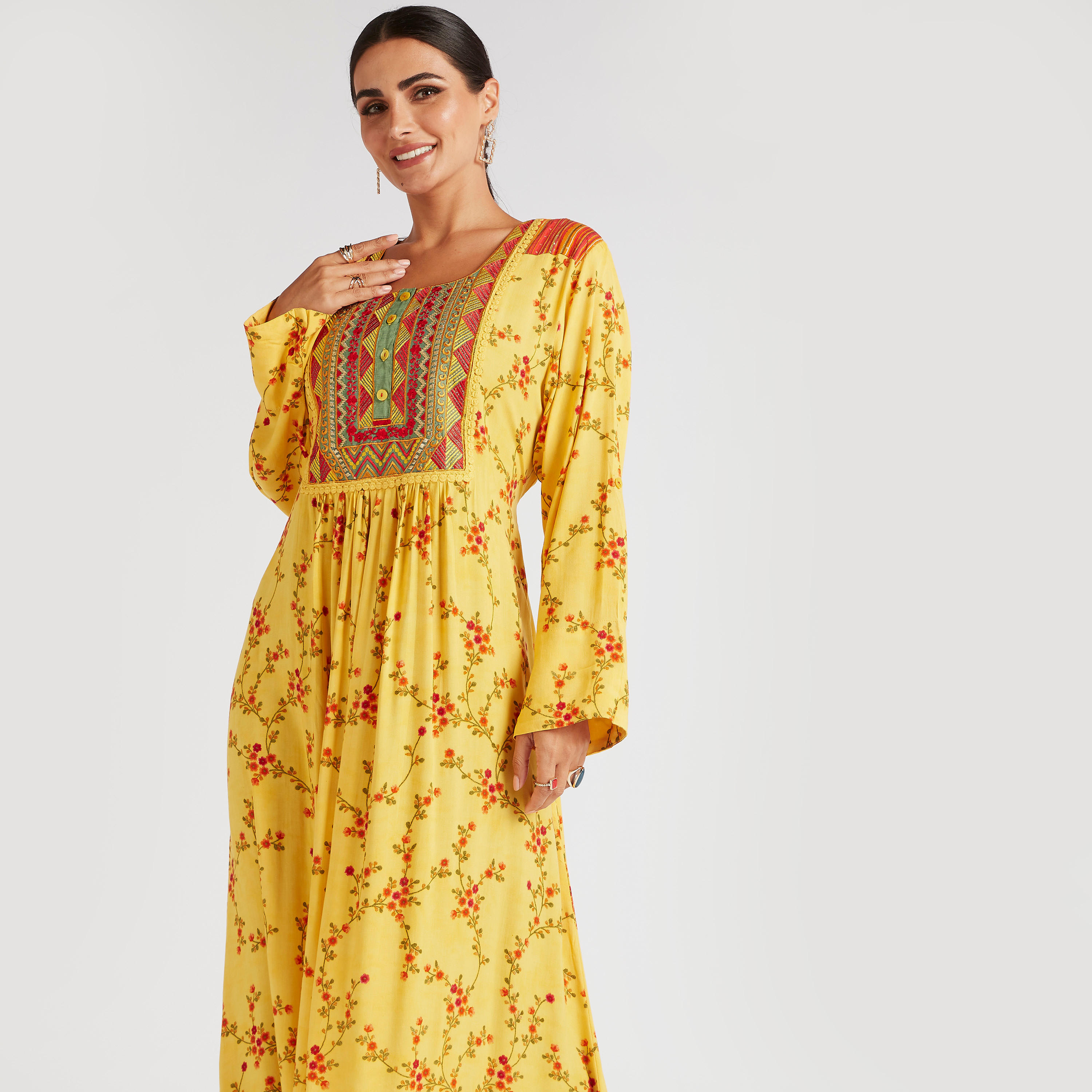 جلابية مزينة بطبعات زهور مع ياقة مطرزة-women-arabicclothing-abayas-image-5