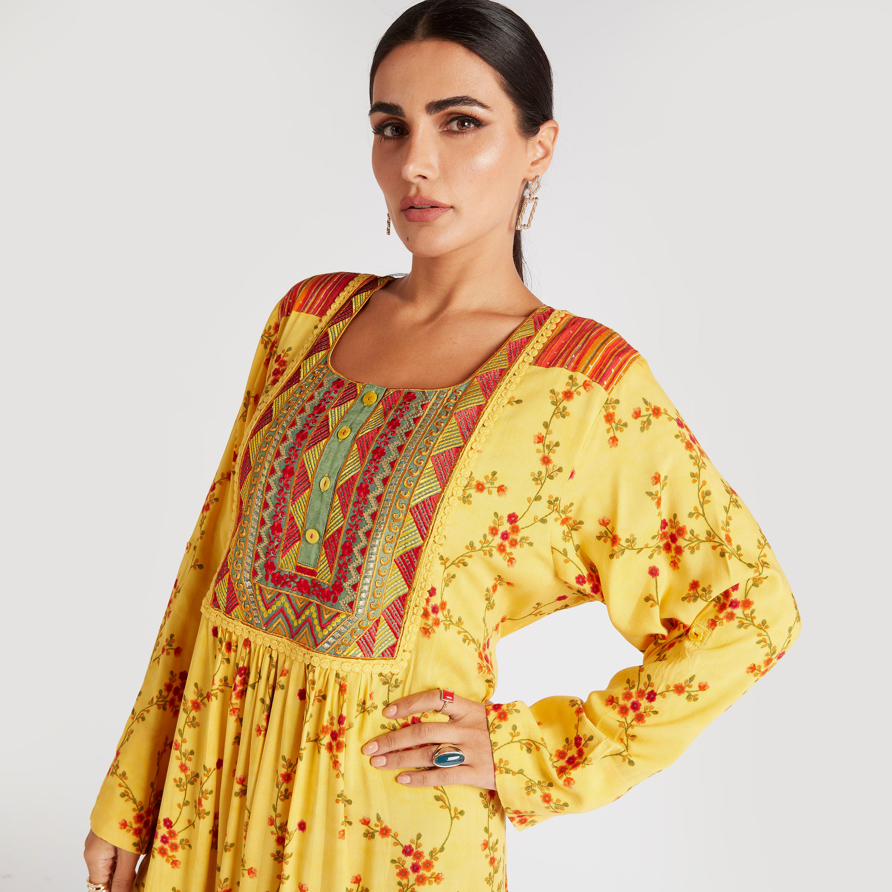 جلابية مزينة بطبعات زهور مع ياقة مطرزة-women-arabicclothing-abayas-image-6