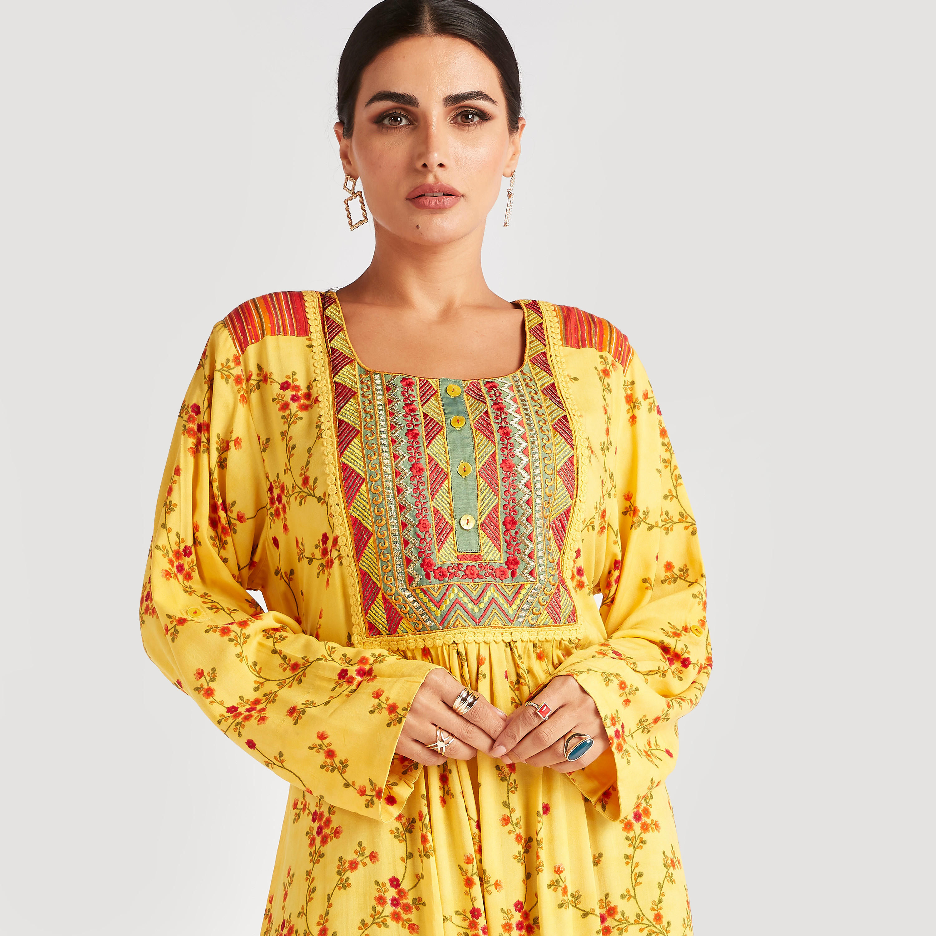جلابية مزينة بطبعات زهور مع ياقة مطرزة-women-arabicclothing-abayas-image-7