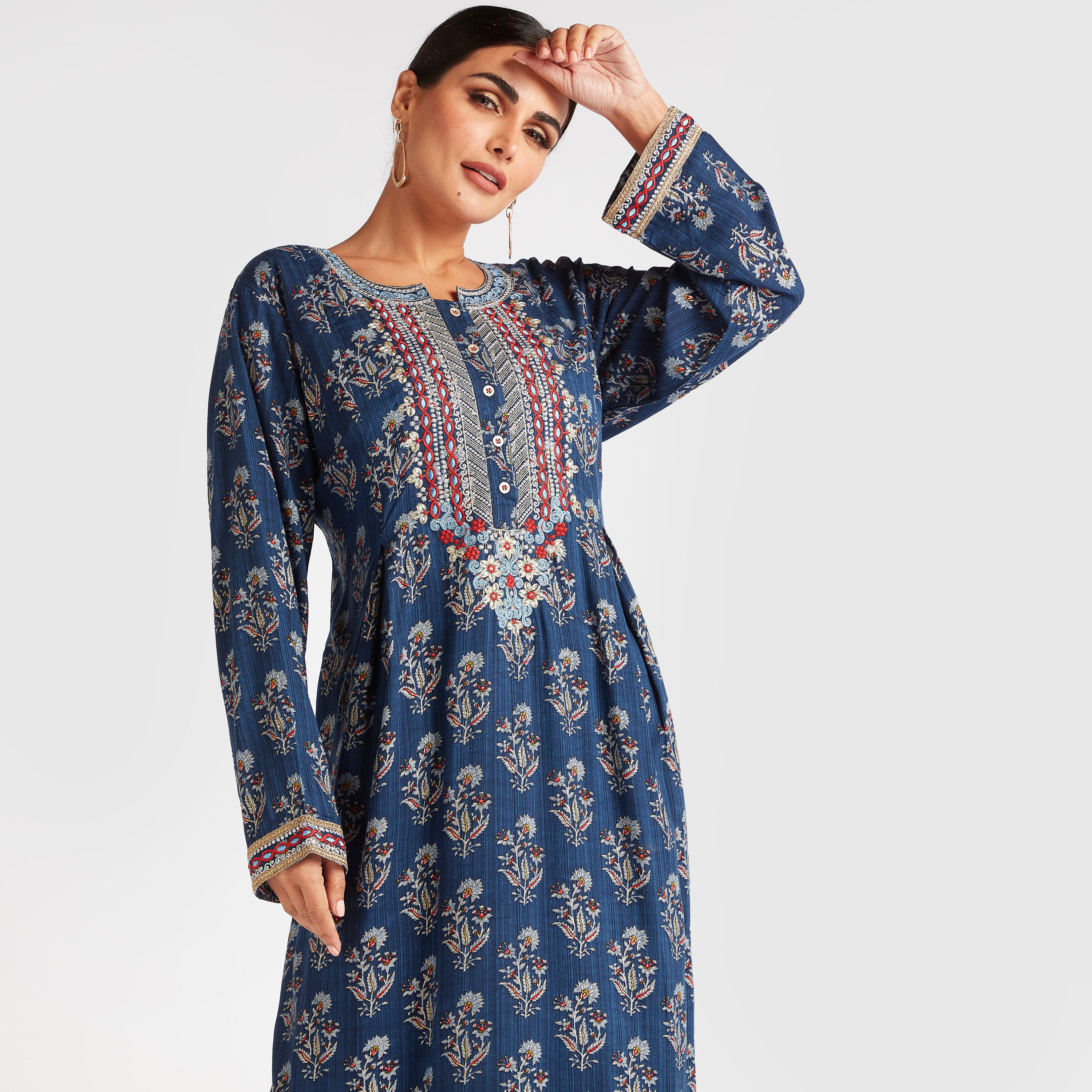 بلوزة بطبعات أزهار وياقة مطرزة بأكمام طويلة-women-arabicclothing-abayas-image-2
