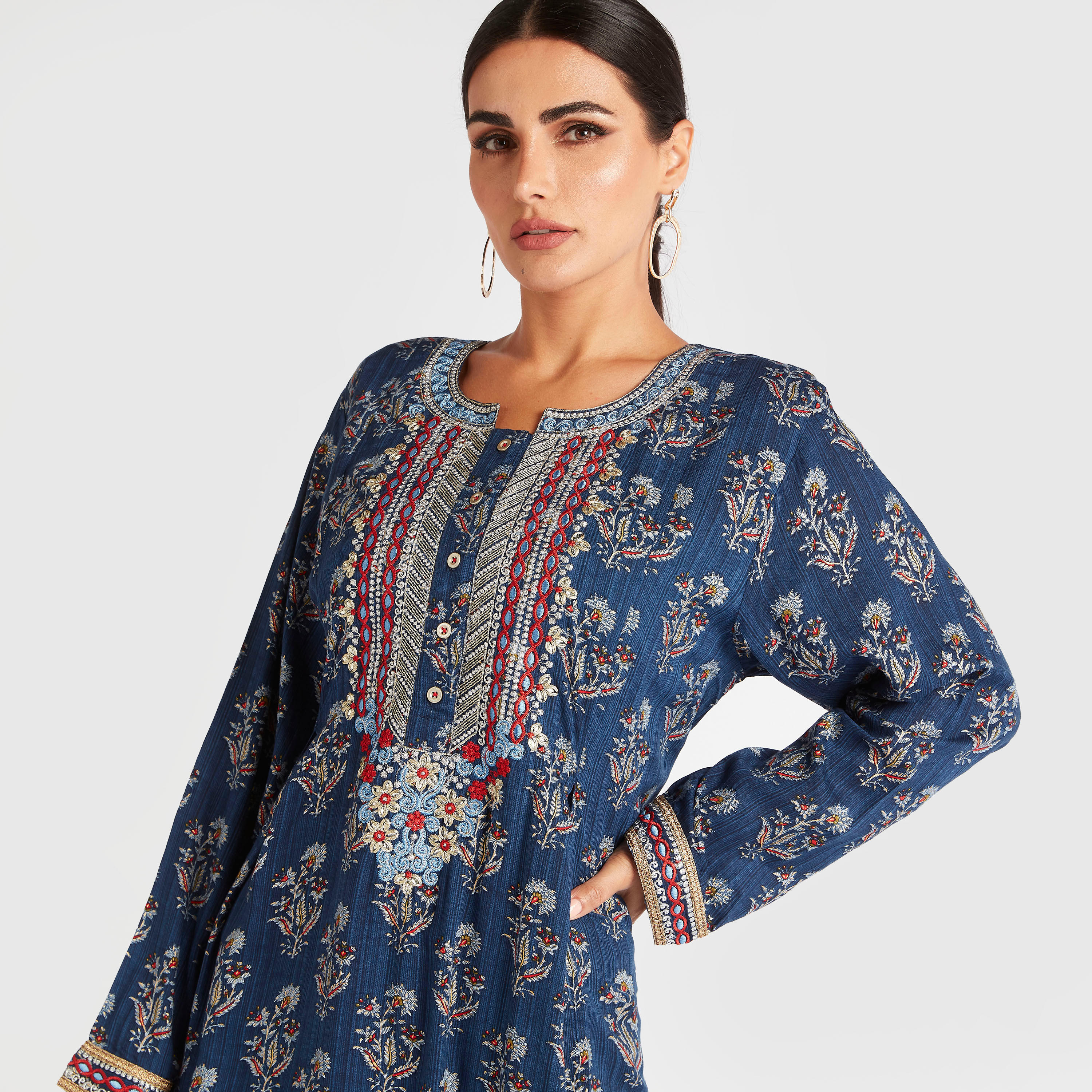 بلوزة بطبعات أزهار وياقة مطرزة بأكمام طويلة-women-arabicclothing-abayas-image-5
