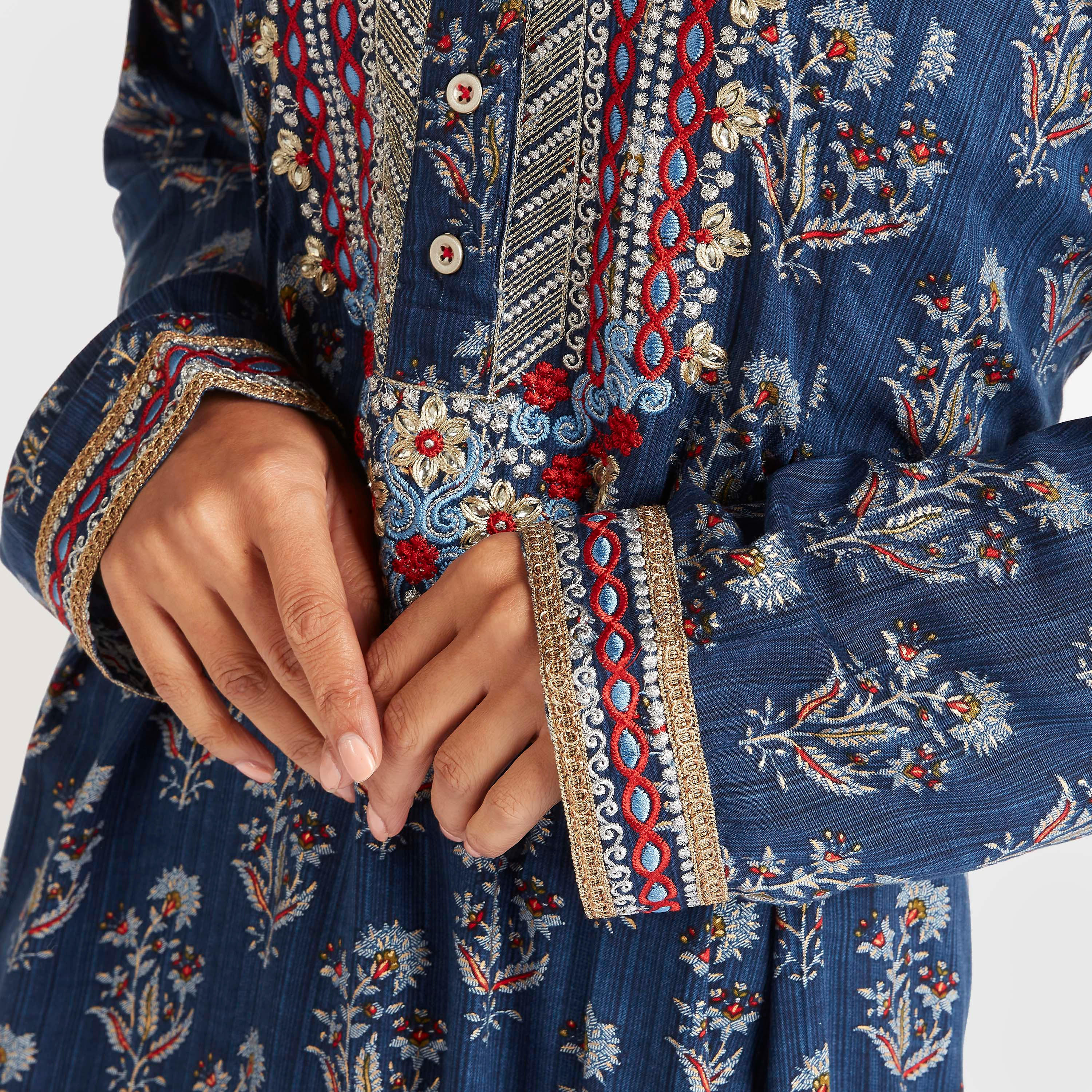 بلوزة بطبعات أزهار وياقة مطرزة بأكمام طويلة-women-arabicclothing-abayas-image-6
