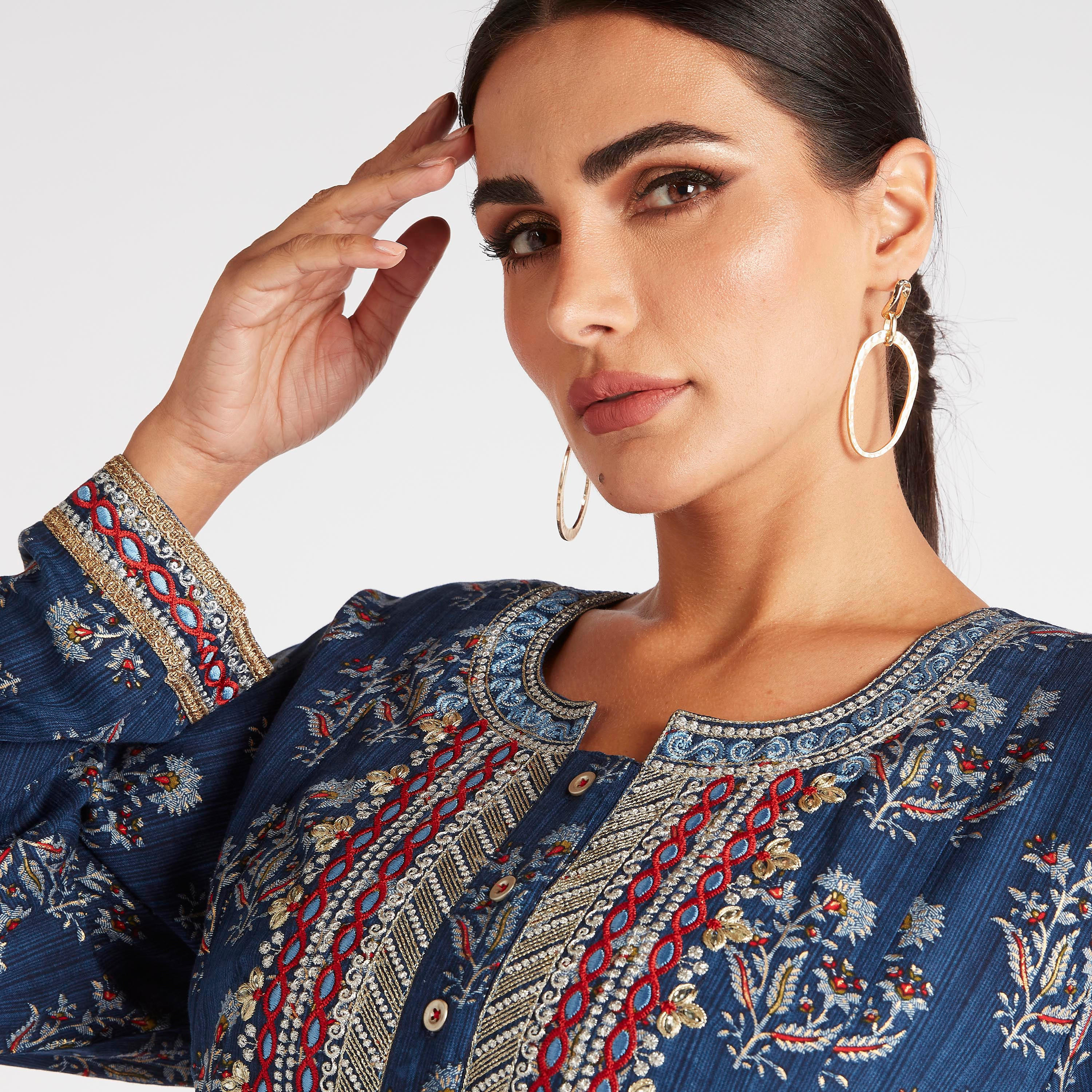 بلوزة بطبعات أزهار وياقة مطرزة بأكمام طويلة-women-arabicclothing-abayas-image-7