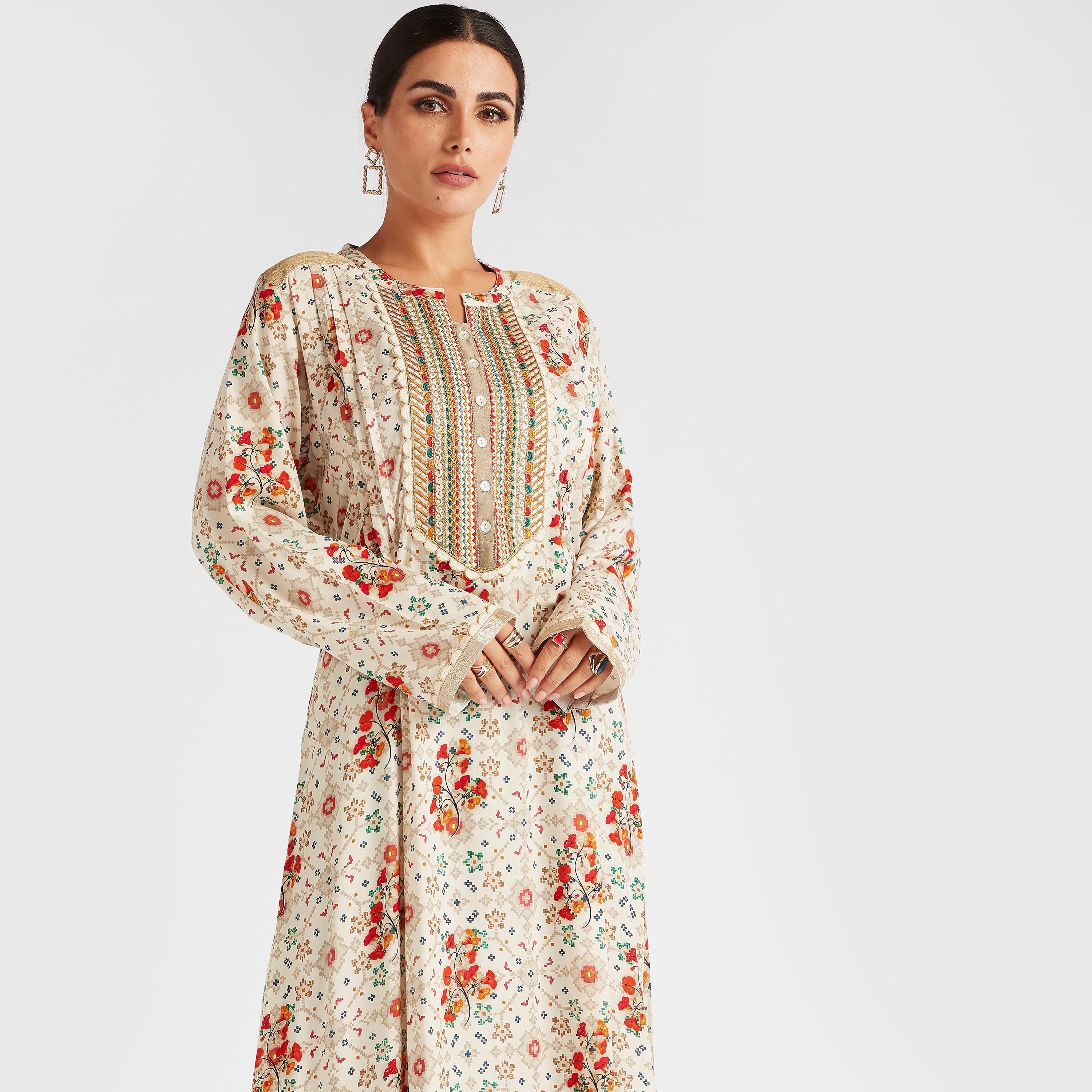 جلابية بتفاصيل منقوشة وطبعات-women-arabicclothing-abayas-image-5