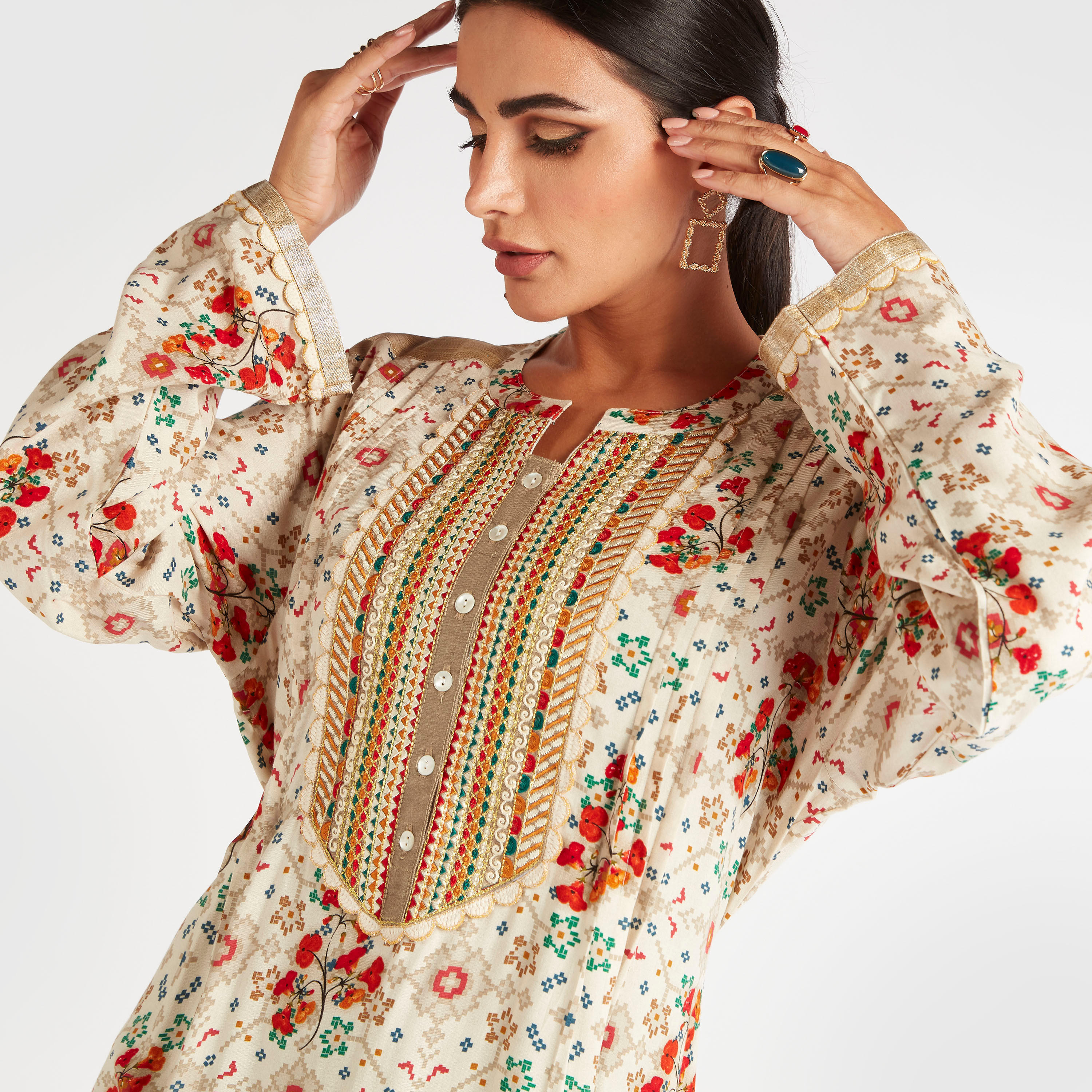 جلابية بتفاصيل منقوشة وطبعات-women-arabicclothing-abayas-image-6