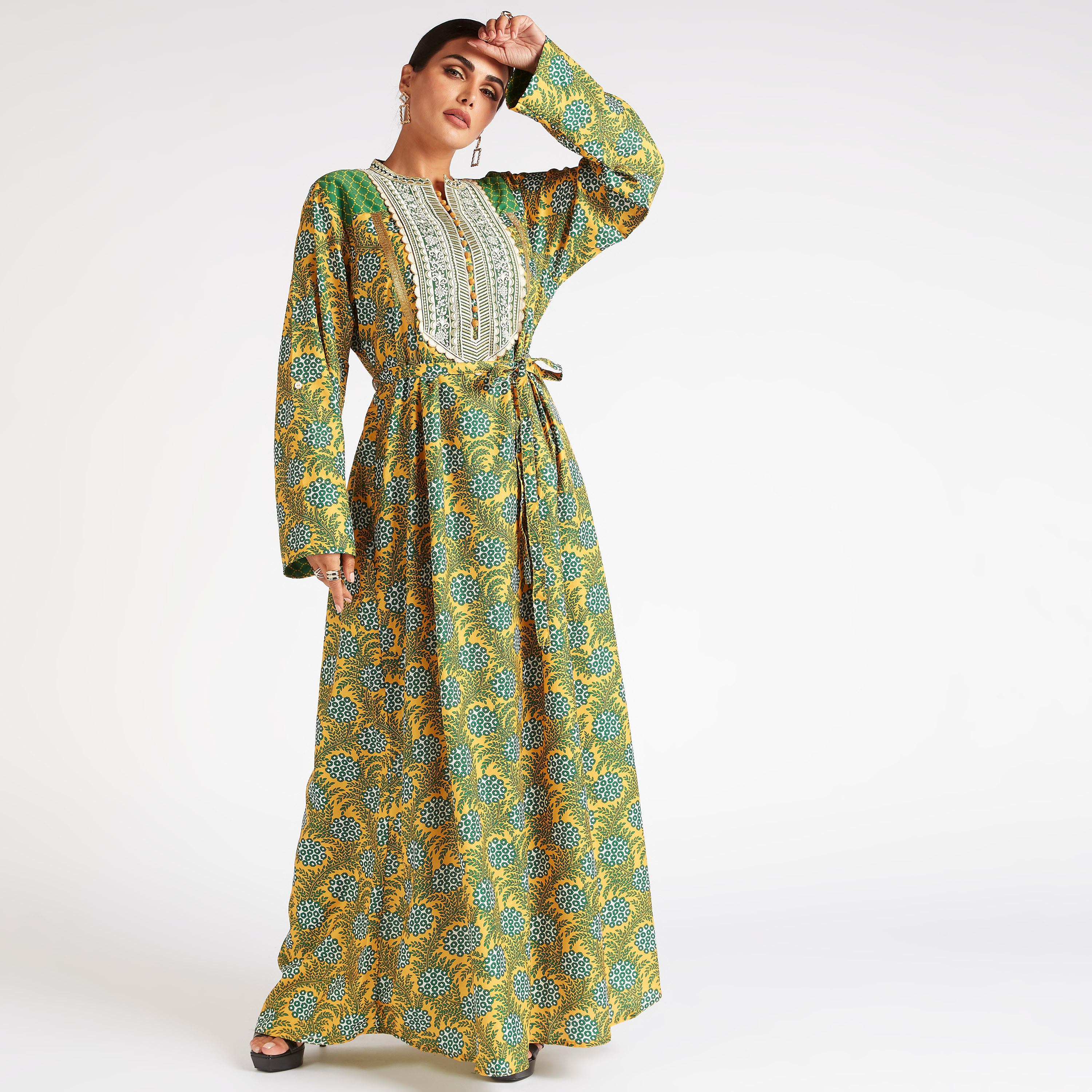 جلابية بطبعات وتفاصيل مطرزة وحزام ربط من عبايات-women-arabicclothing-abayas-image-1