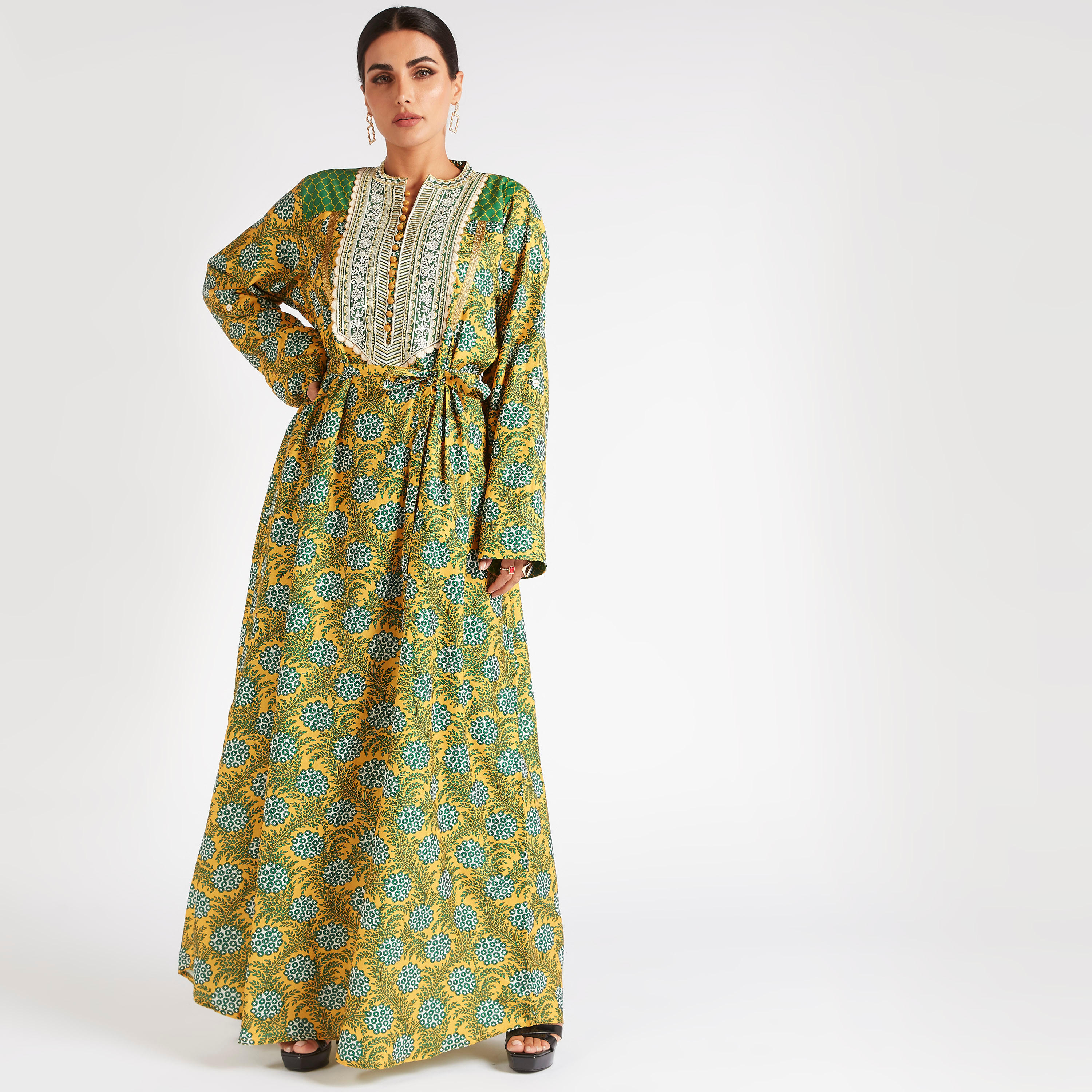 جلابية بطبعات وتفاصيل مطرزة وحزام ربط من عبايات-women-arabicclothing-abayas-image-2