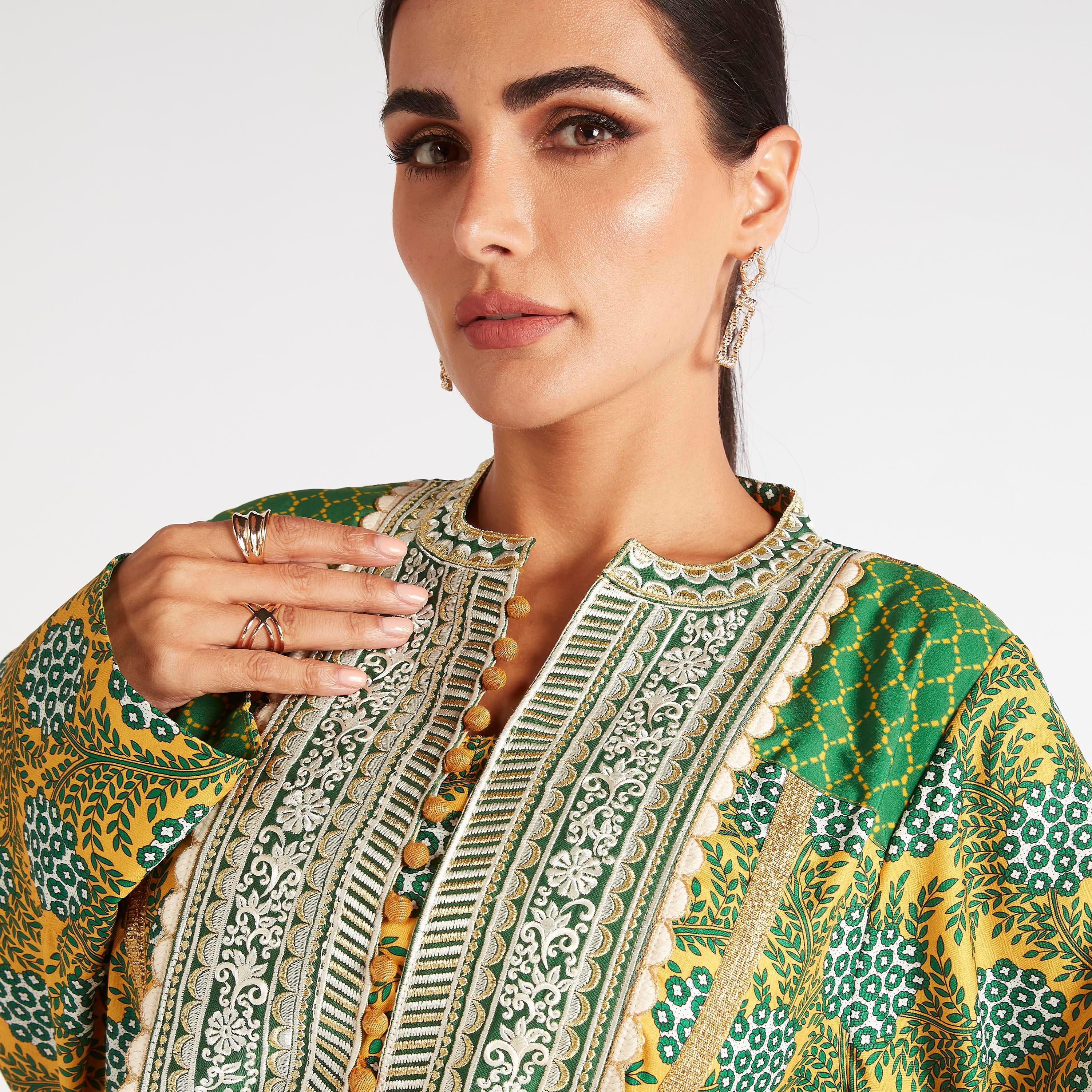 جلابية بطبعات وتفاصيل مطرزة وحزام ربط من عبايات-women-arabicclothing-abayas-image-3