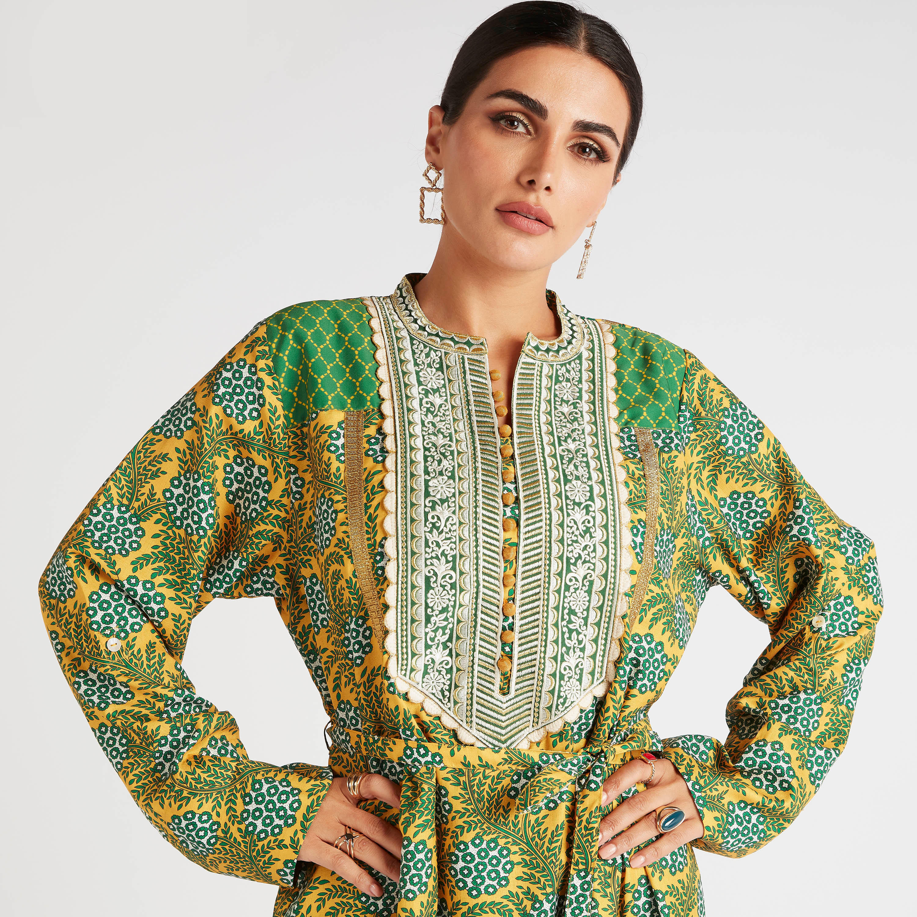 جلابية بطبعات وتفاصيل مطرزة وحزام ربط من عبايات-women-arabicclothing-abayas-image-5