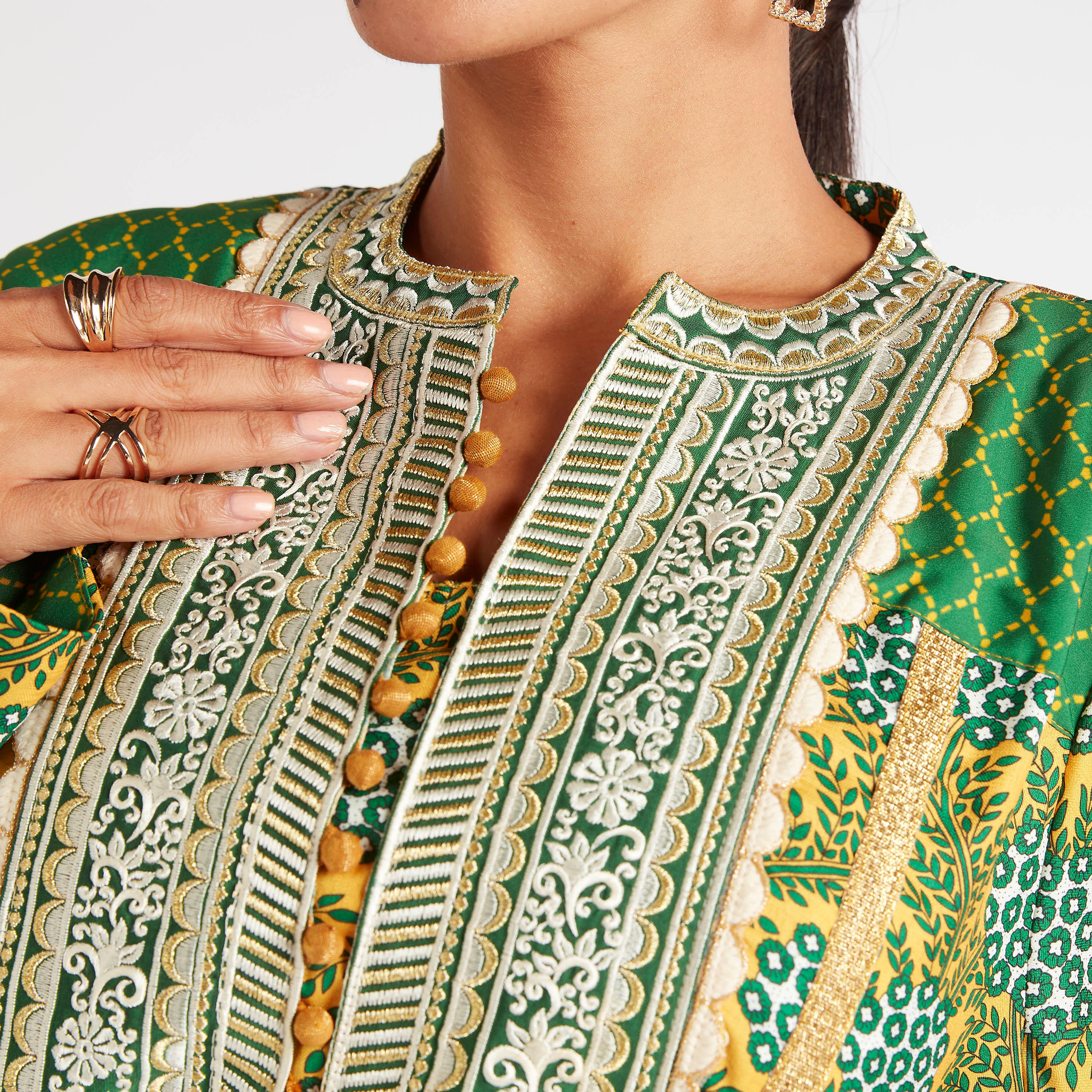 جلابية بطبعات وتفاصيل مطرزة وحزام ربط من عبايات-women-arabicclothing-abayas-image-6