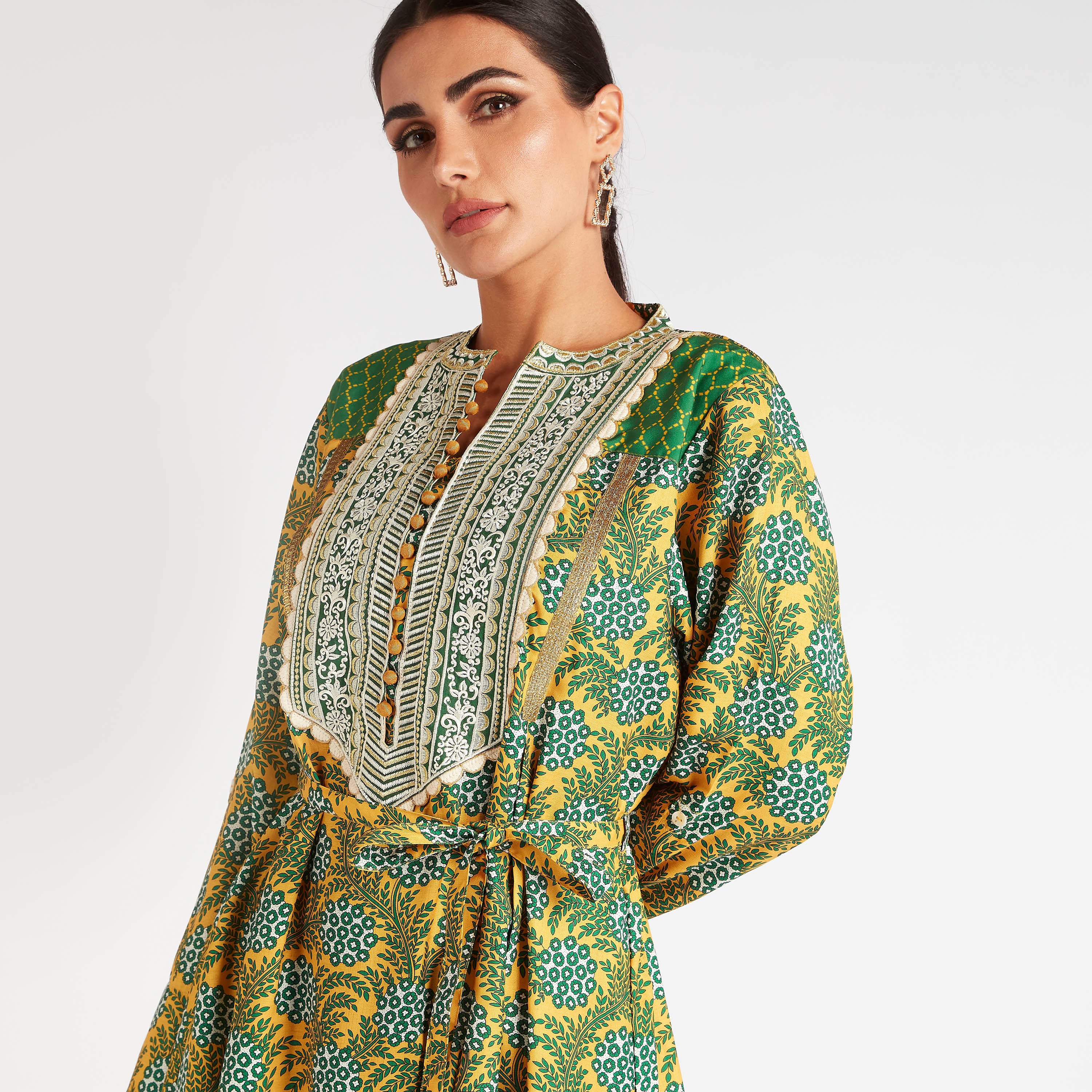 جلابية بطبعات وتفاصيل مطرزة وحزام ربط من عبايات-women-arabicclothing-abayas-image-7