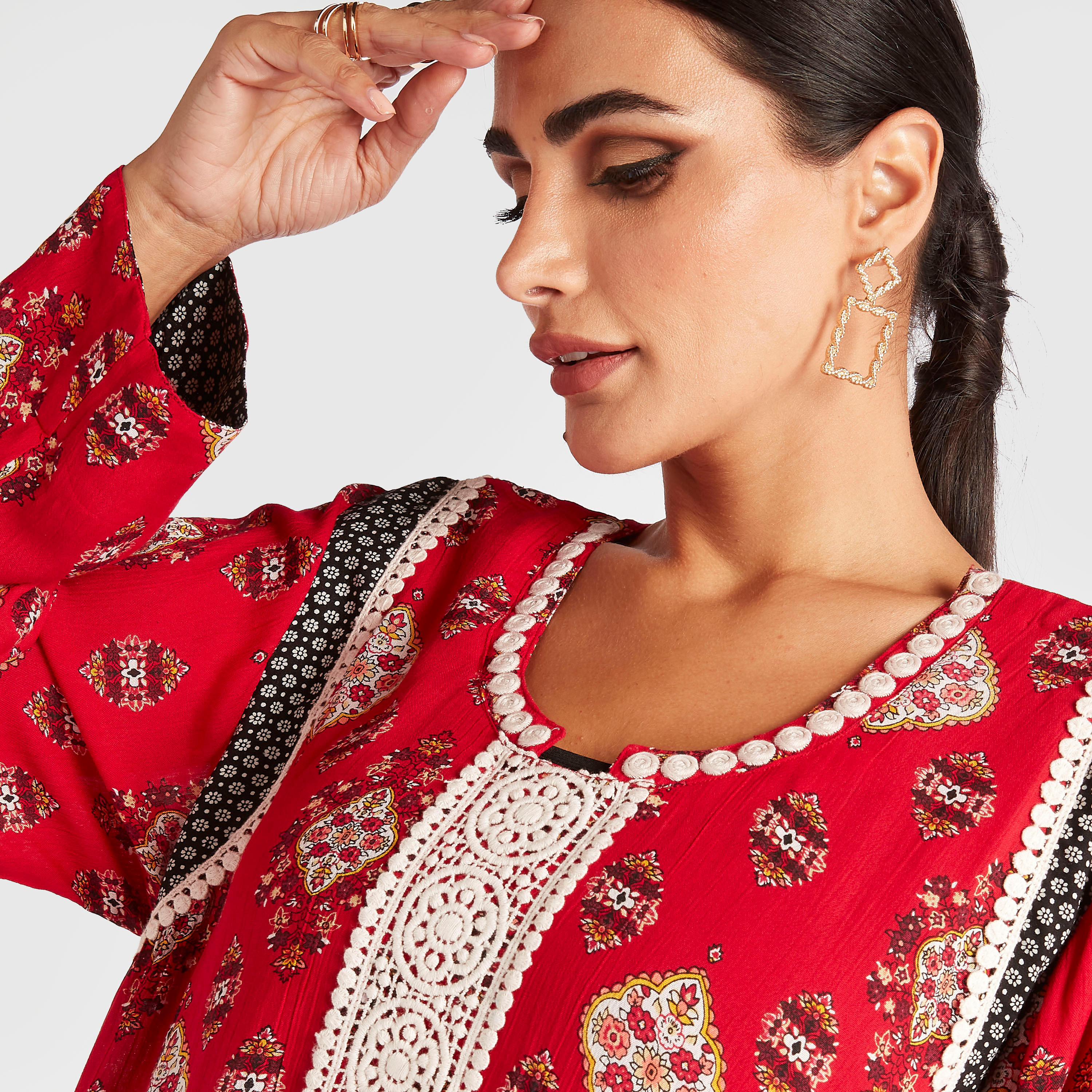 جلابية بنقشات زهوز وأطراف مكشكشة-women-arabicclothing-abayas-image-3