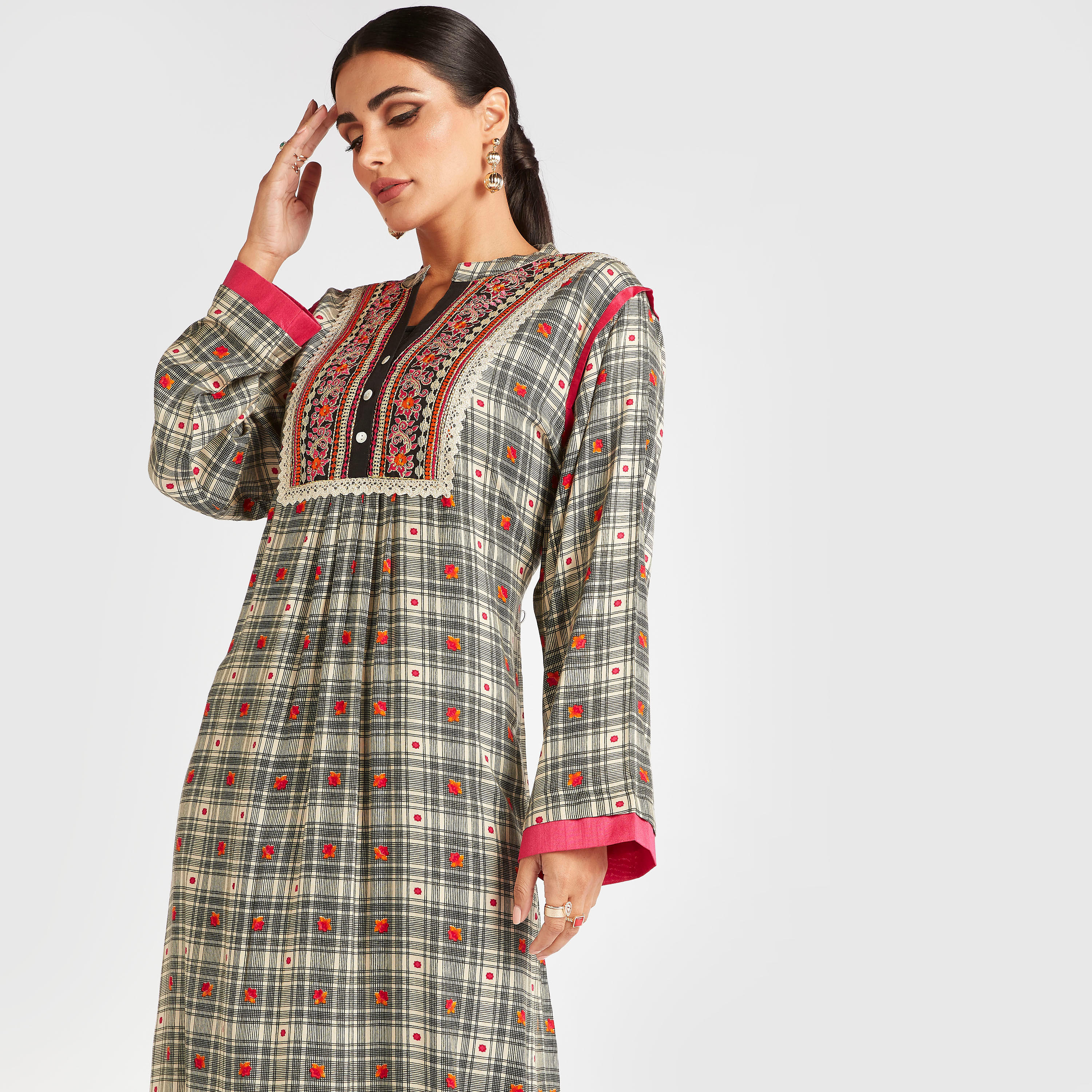 جلابية ترتان منقوشة بياقة مطرزة-women-arabicclothing-abayas-image-2