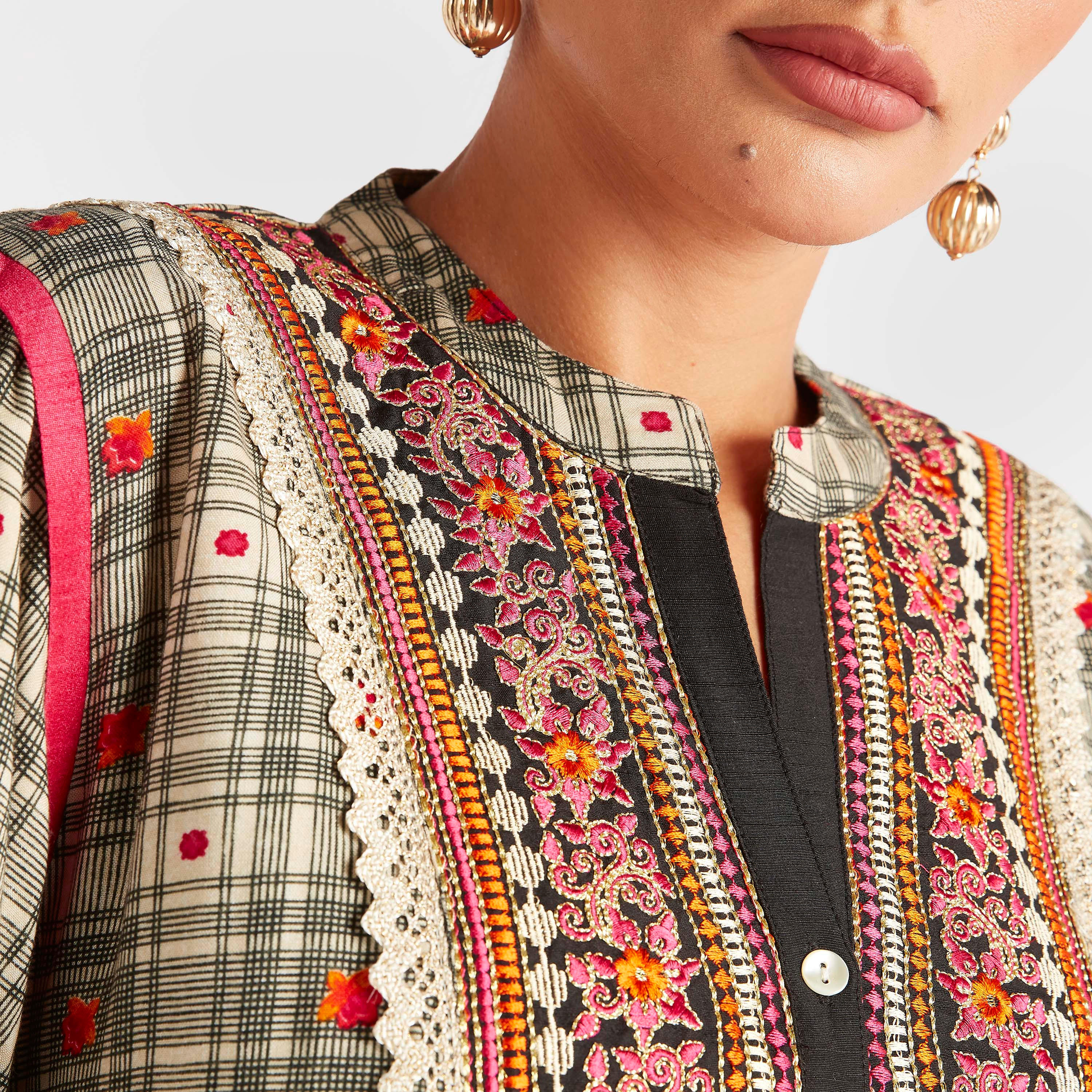 جلابية ترتان منقوشة بياقة مطرزة-women-arabicclothing-abayas-image-5